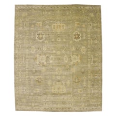 Zeitgenössischer Oushak-Teppich mit Übergangsstil und warmen, neutralen Farben