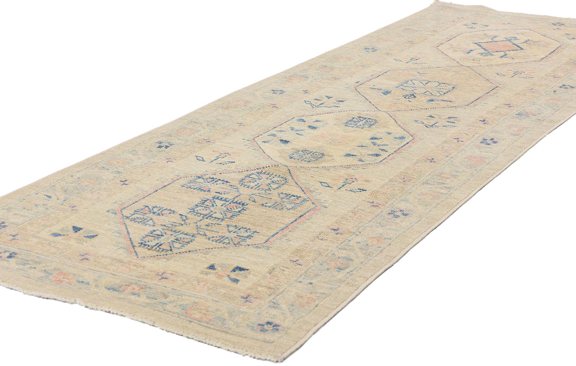 80826 Nueva Alfombra de Mesa Oushak Moderna de Inspiración Vintage, 02'08 x 07'09. Esta alfombra moderna Oushak de lana anudada a mano, de estilo vintage y procedente de Pakistán, es una poética expresión de arte, impregnada de la rica herencia del