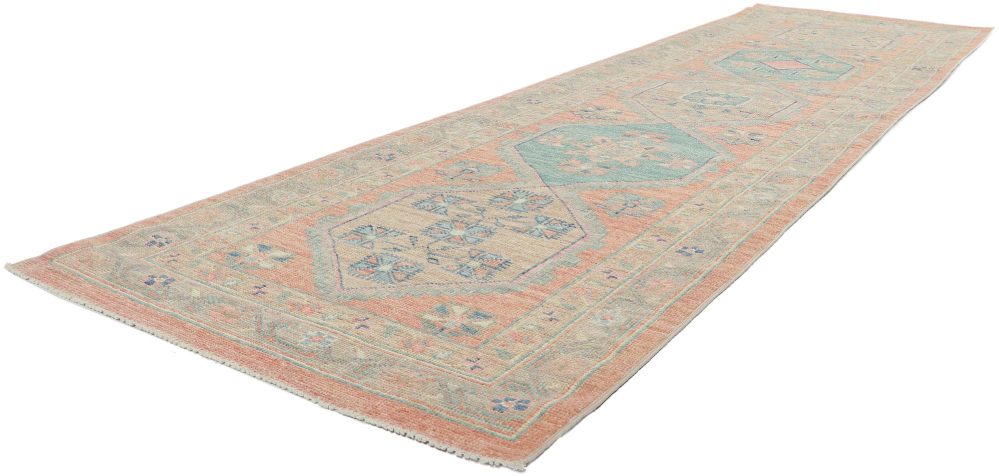 80832 Nouveau chemin de roulement contemporain en oushak avec cyle doux, 02'09 x 09'11. Le style classique et les couleurs douces sont tranquilles et sophistiqués. Avec son design intemporel et son élégance discrète, ce chemin de table polyvalent en