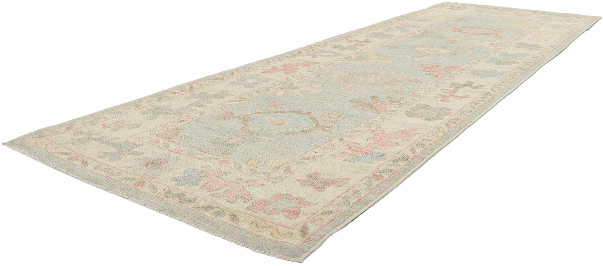 80868 Nuovo runner contemporaneo in Oushak con colori tenui, 03'00 x 09'05. Lo stile classico e i colori tenui sono tranquilli e sofisticati. Con il suo design senza tempo e la sua sobria eleganza, questo versatile tappeto Oushak creerà uno spazio