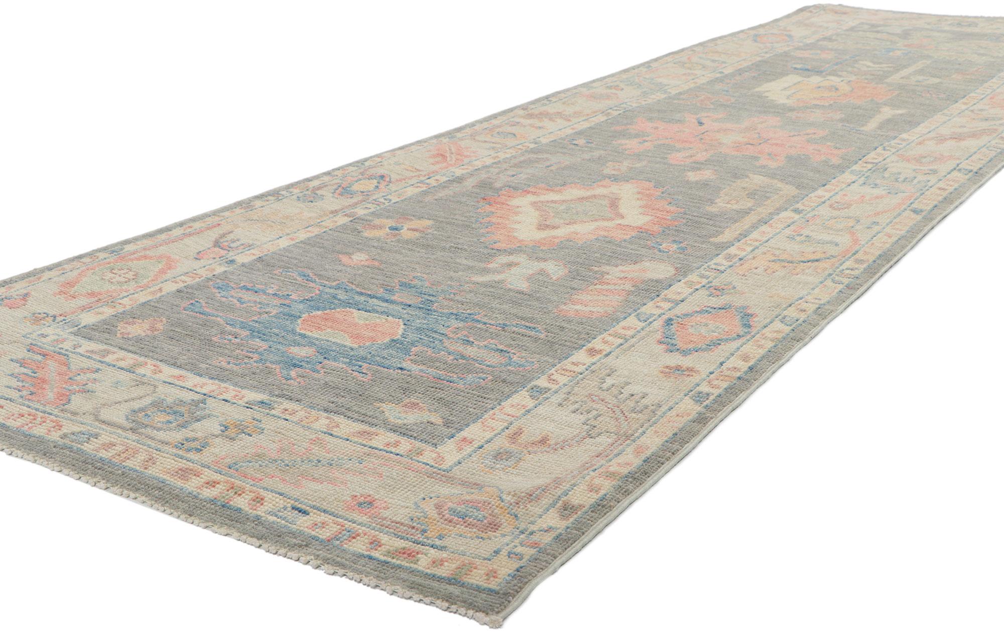 80864 New Contemporary Oushak Läufer mit weichen Farben, 02'11 x 10'04. Der klassische Stil und die sanften Farben sind ruhig und anspruchsvoll. Mit seinem zeitlosen Design und seiner zurückhaltenden Eleganz schafft dieser vielseitige