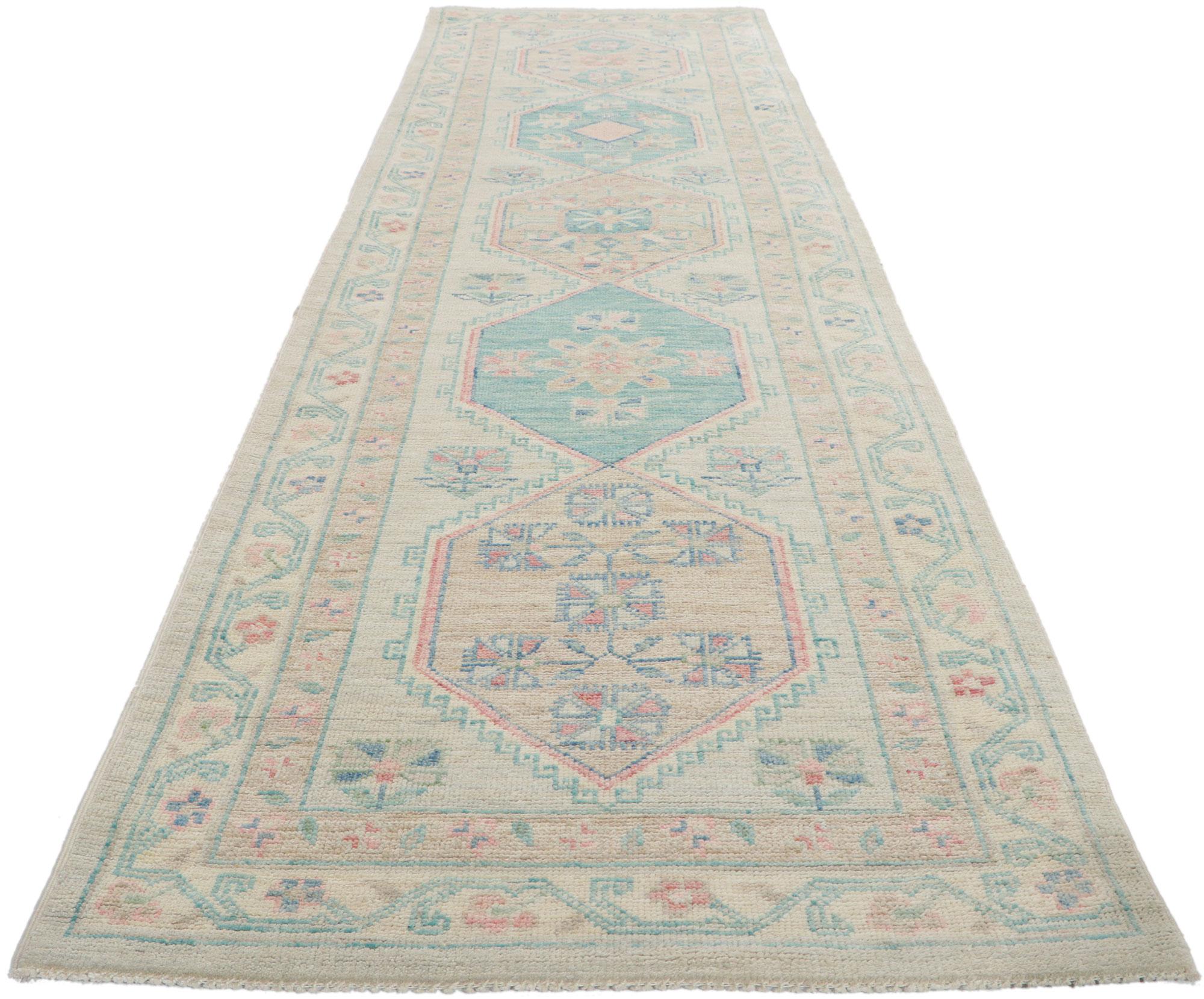 Pakistanais Tapis Oushak coloré et pastel, le style Modern Bridgerton rencontre l'Elegance Contemporary en vente