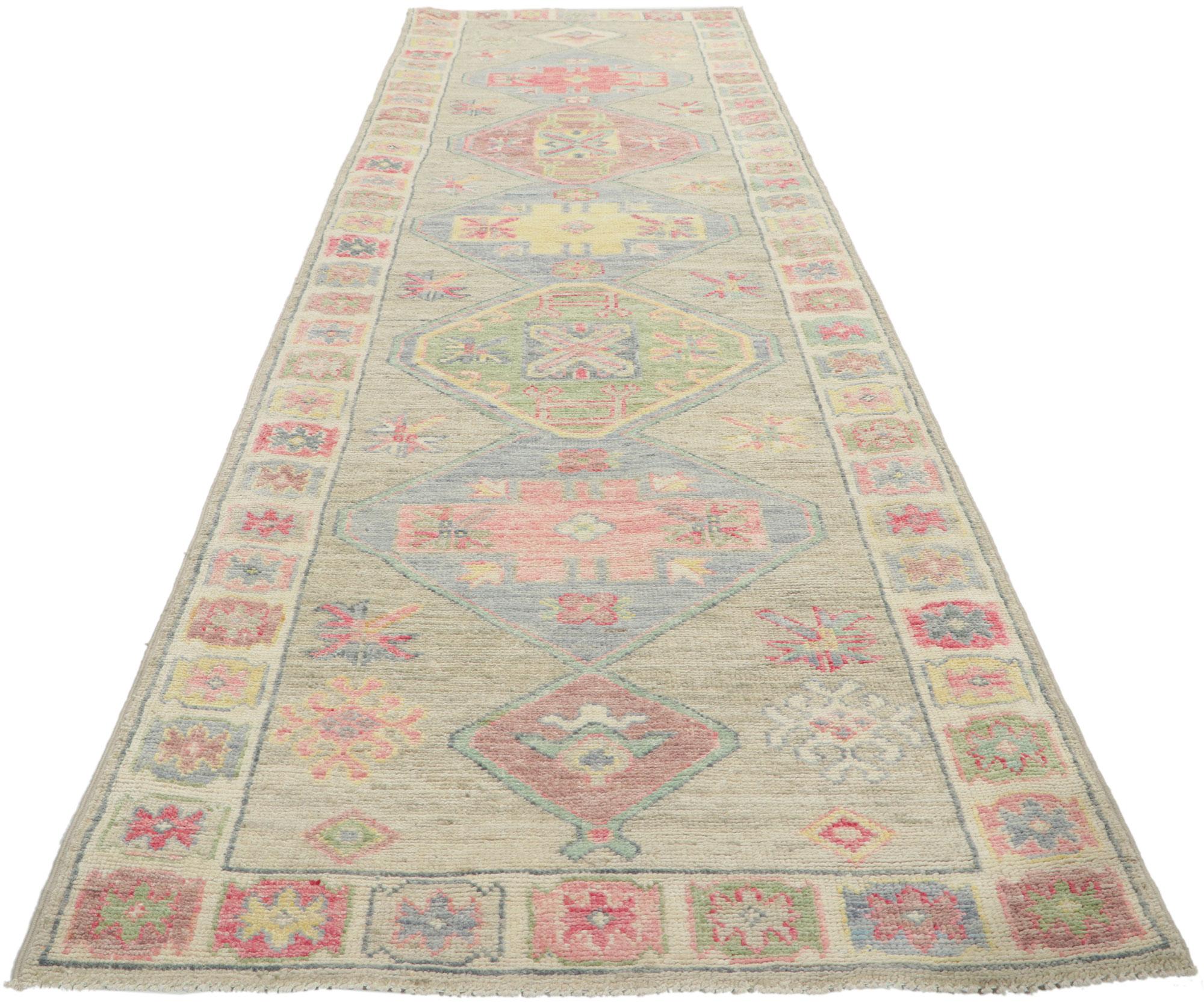 Moderner, farbenfroher Läufer aus Oushak, Contemporary Elegance trifft auf poliert und verspielt (Pakistanisch) im Angebot