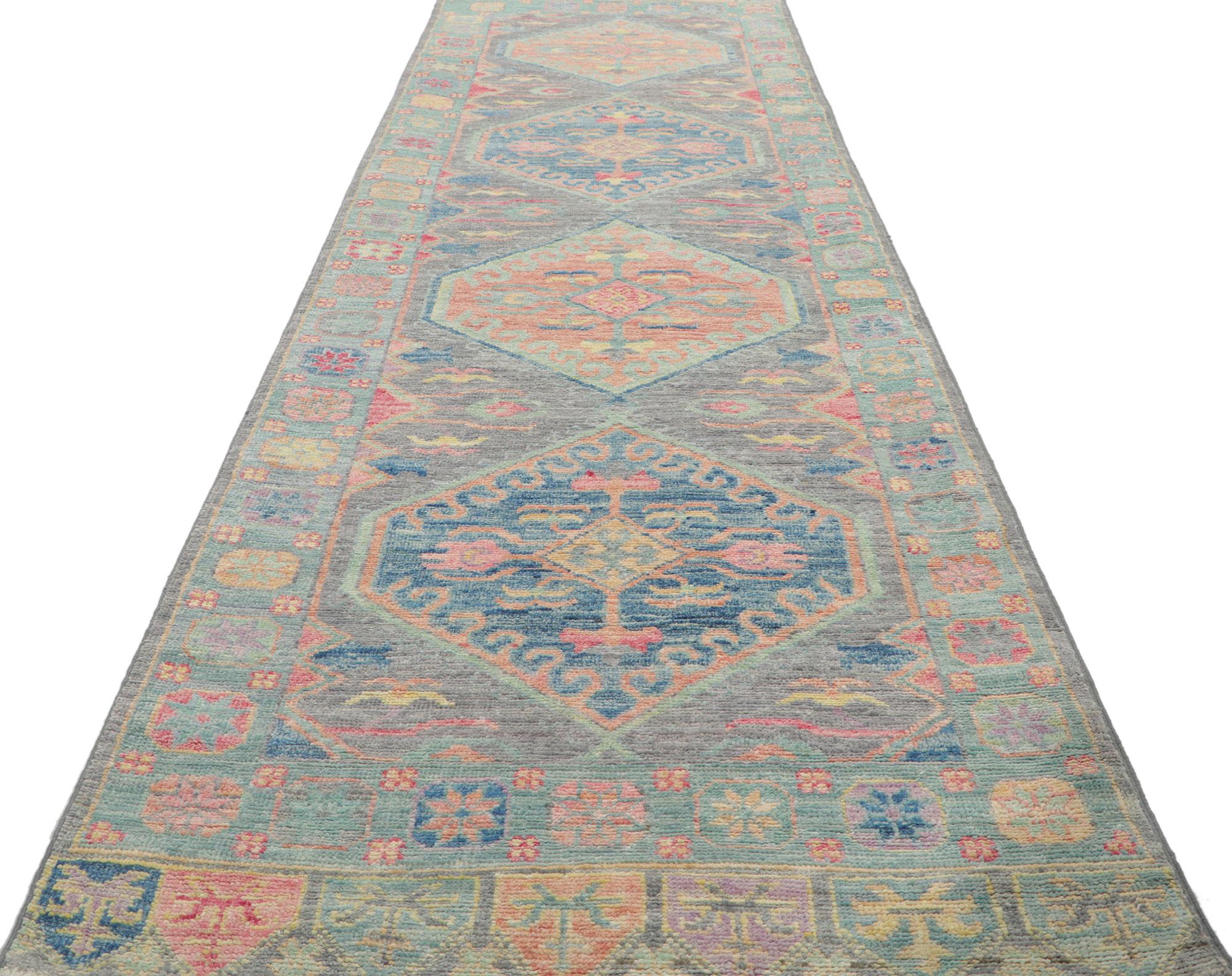 Noué à la main Nouveau tapis de couloir contemporain Oushak aux couleurs douces en vente