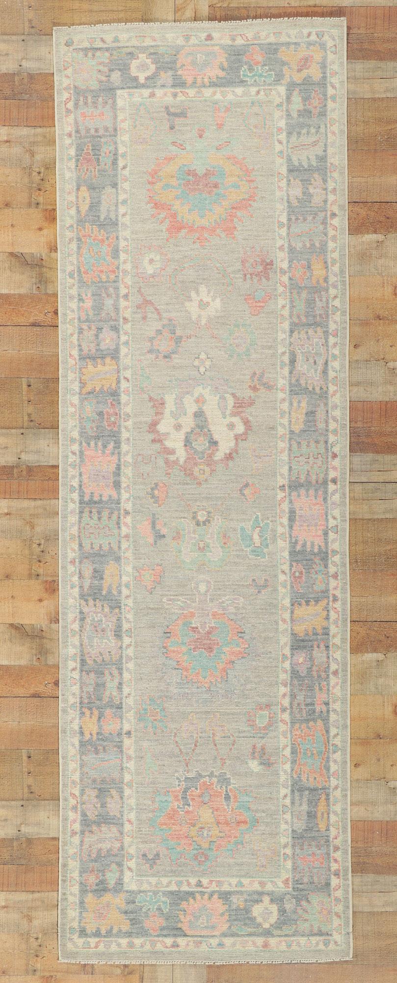 Nouveau tapis de couloir contemporain Oushak aux couleurs douces en vente 1