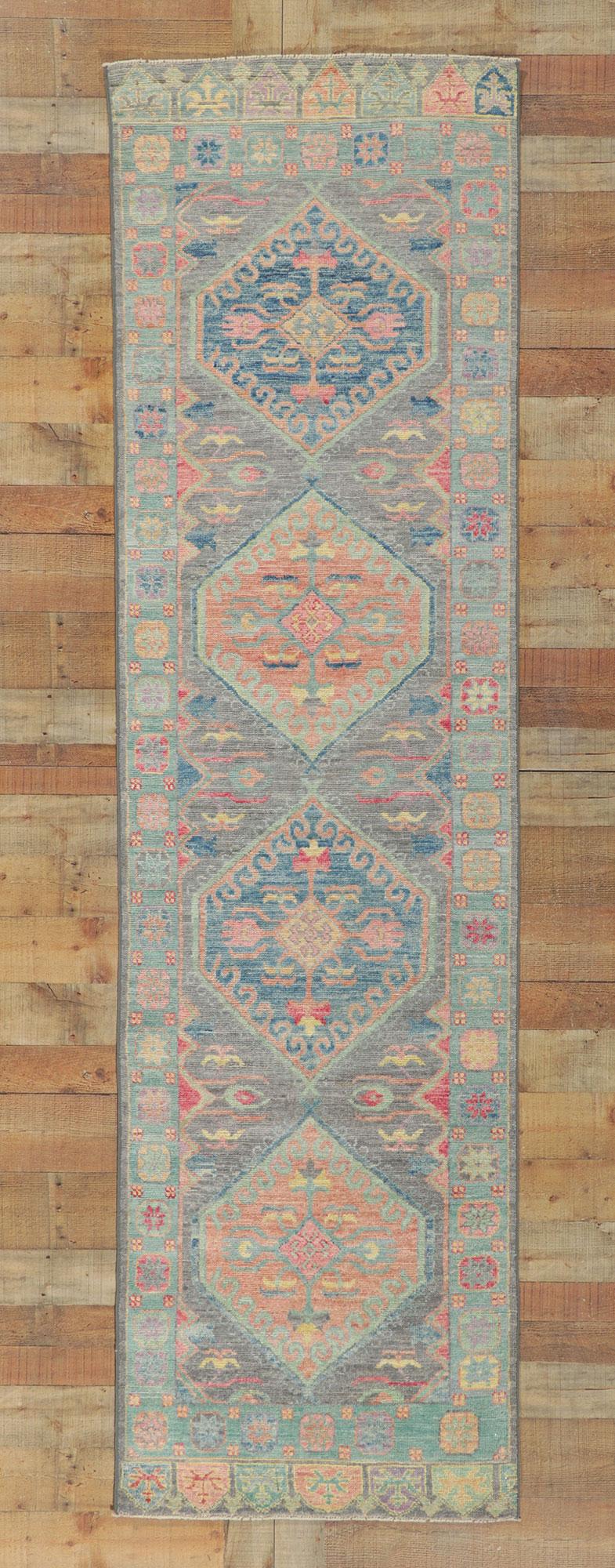 Nouveau tapis de couloir contemporain Oushak aux couleurs douces en vente 1