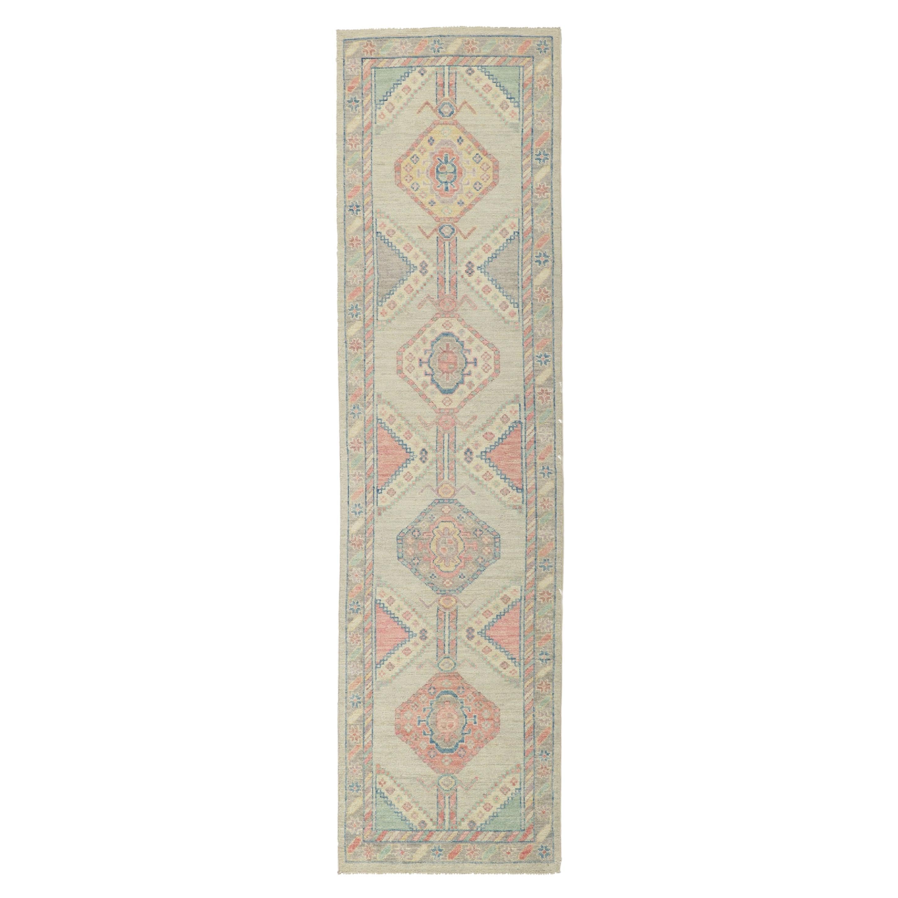 Colorful Modern Oushak Runner, Contemporary Elegance Meets Quiet Sophistication (Chemin de table moderne et coloré en Oushak)