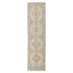 Colorful Modern Oushak Runner, Contemporary Elegance Meets Quiet Sophistication (Chemin de table moderne et coloré en Oushak)