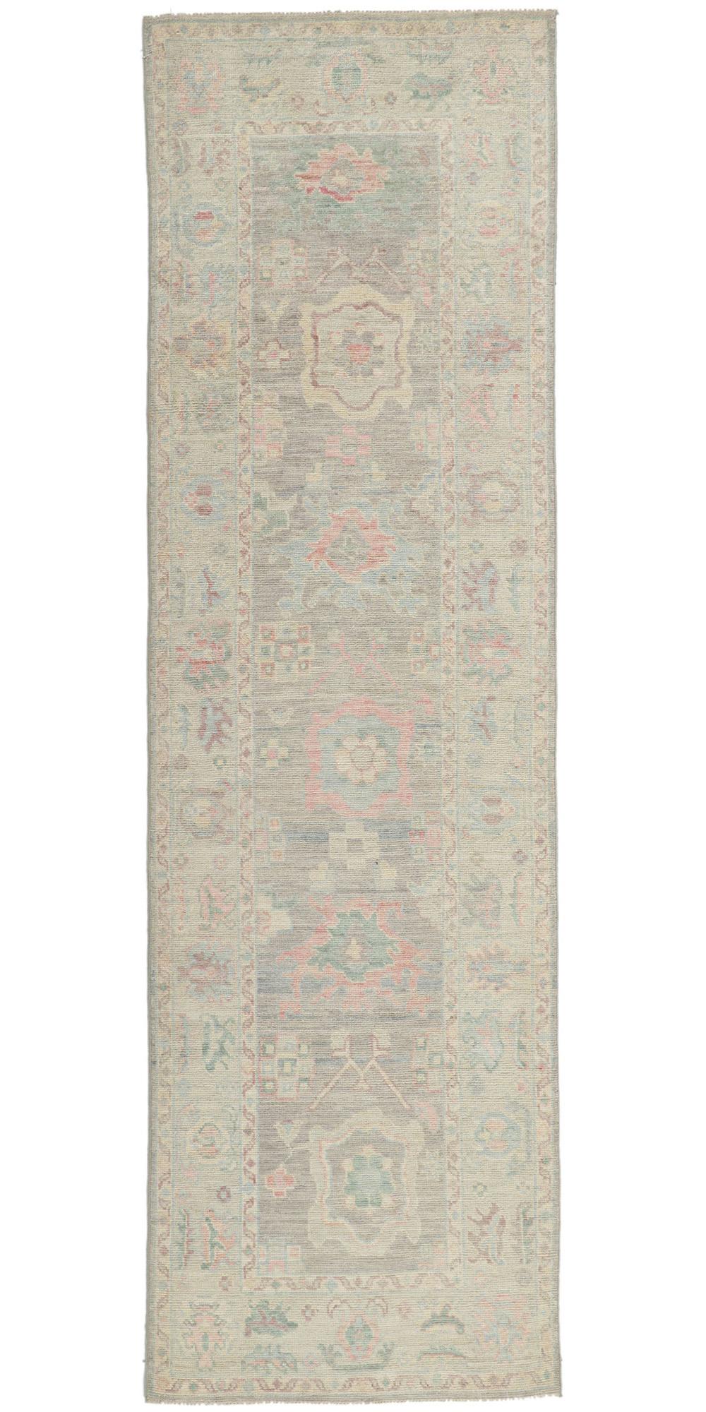 Zeitgenössischer Oushak-Läufer mit weichen, pastellfarbenen Farben im Angebot 3