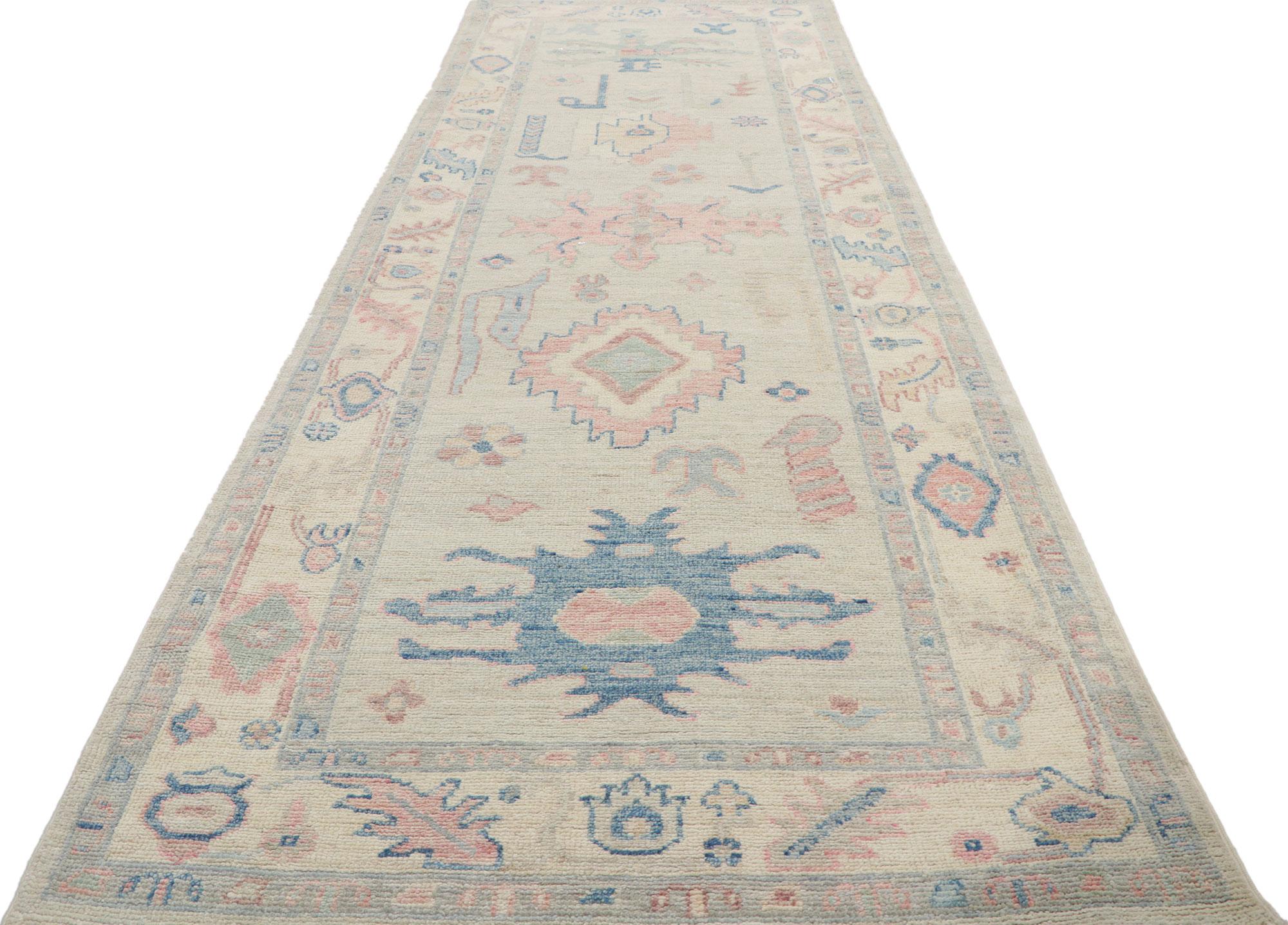 New Contemporary Oushak Runner with Soft Pastel Colors In New Condition For Sale In Dallas, TX