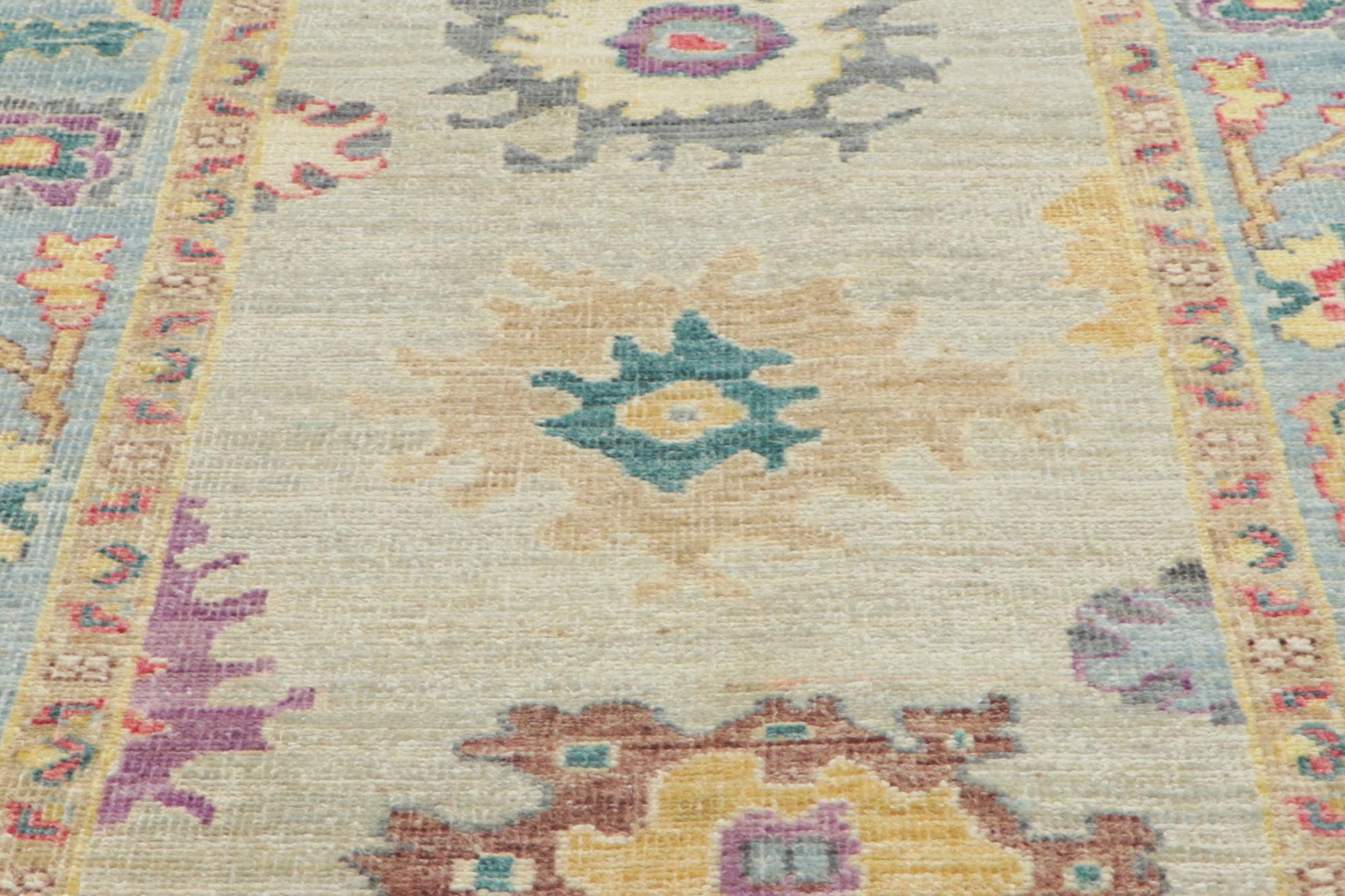 XXIe siècle et contemporain Nouvelle moquette contemporaine en oushak avec un style transitionnel et des couleurs pastel douces en vente