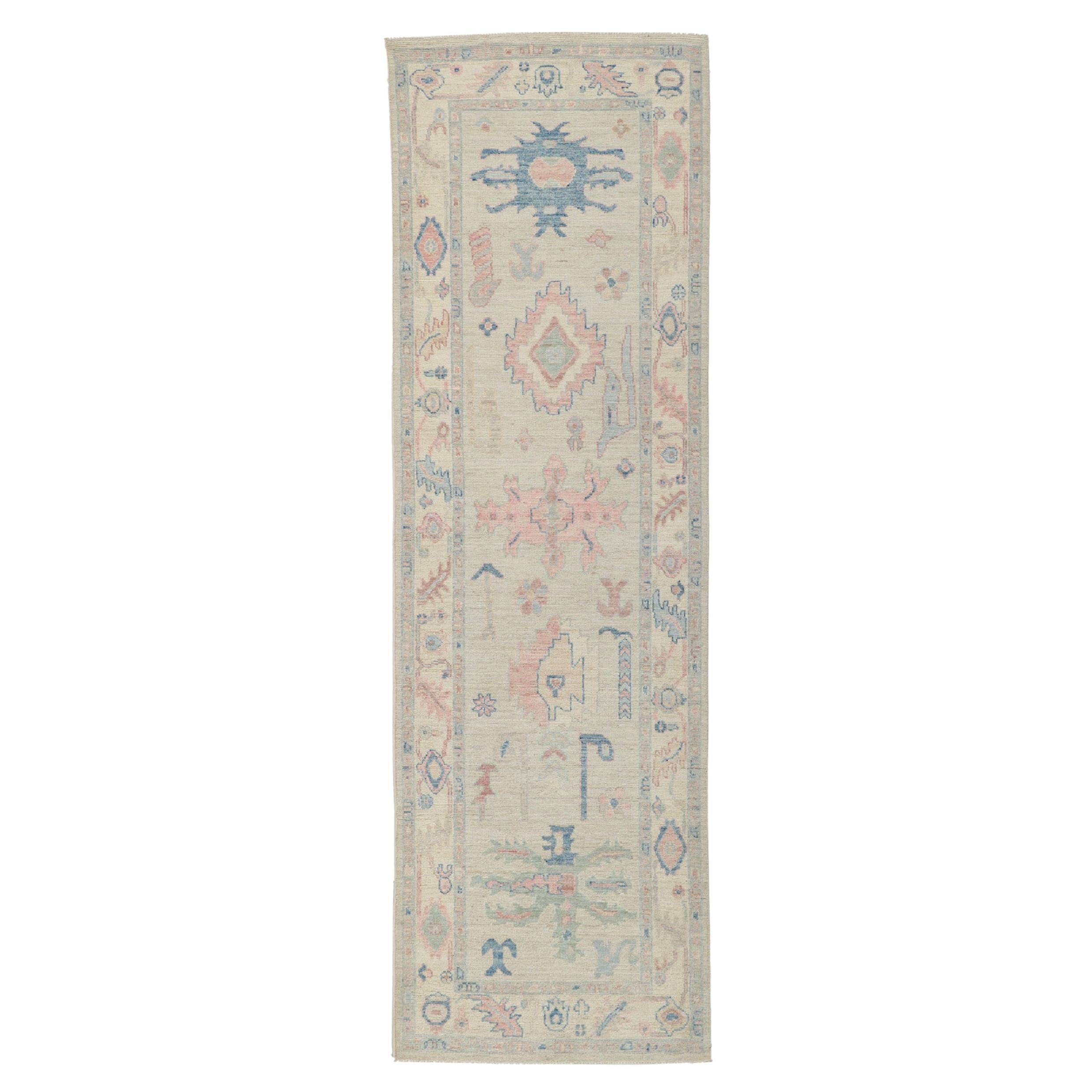 Nouveau tapis de couloir contemporain Oushak aux couleurs douces et pastel en vente