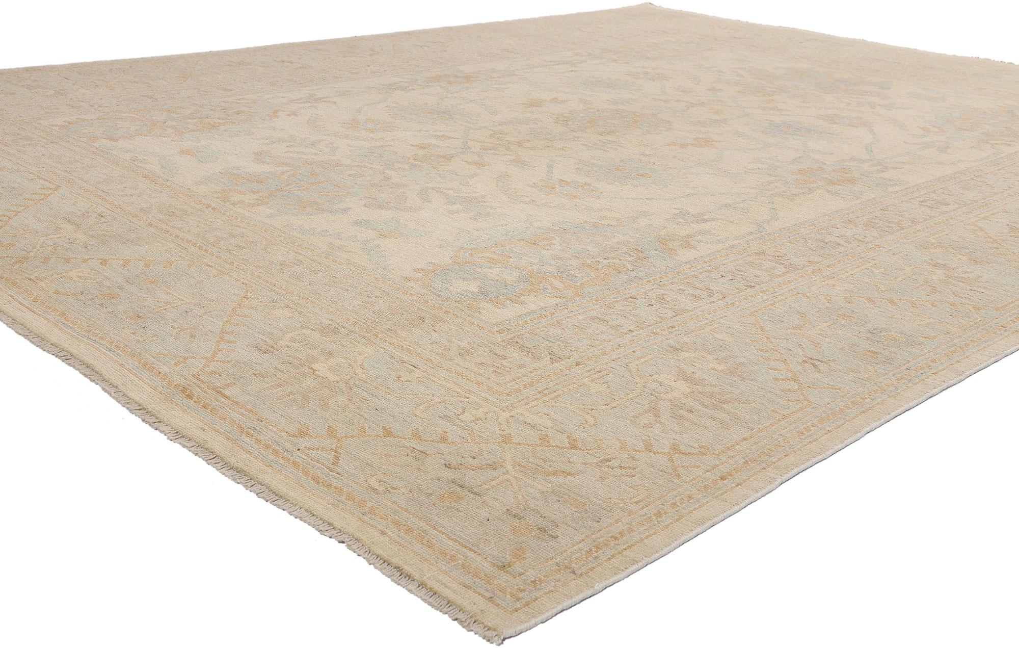 80214, nuovo tappeto contemporaneo in stile Oushak con moderne vibrazioni costiere. Mescolando elementi del mondo moderno con tonalità neutre, questo tappeto contemporaneo Oushak in lana annodata a mano aumenterà il fattore di intimità in quasi