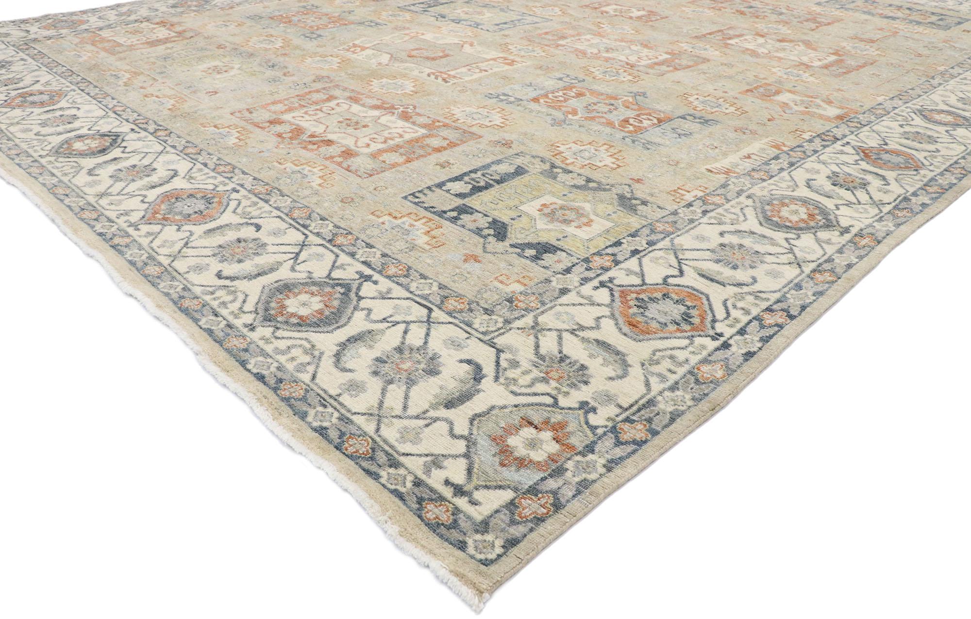 30630, nouveau tapis contemporain de style Oushak avec un style Arts & Crafts. Ce tapis contemporain de style Oushak, en laine nouée à la main, présente un motif géométrique recouvrant un champ neutre abrasé. Ce motif attrayant est composé de