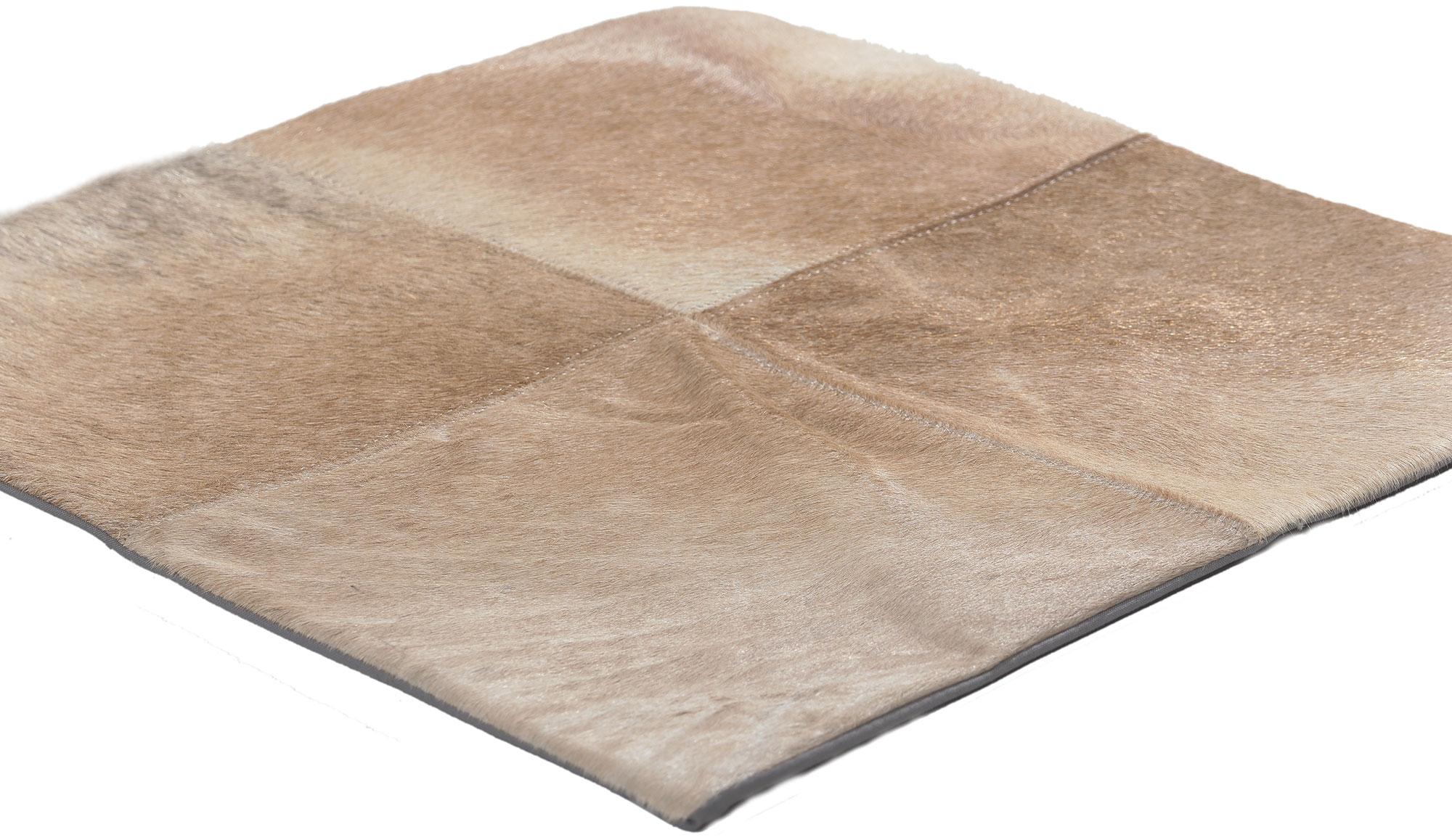30897 Funda de almohada de cuero de vaca natural, 01'06 x 01'06. Acunada en la rica esencia de la paleta de la naturaleza, esta funda de almohada de piel de vaca natural hecha a mano destila belleza bruta en refinada sencillez. Cada cuadrado de piel