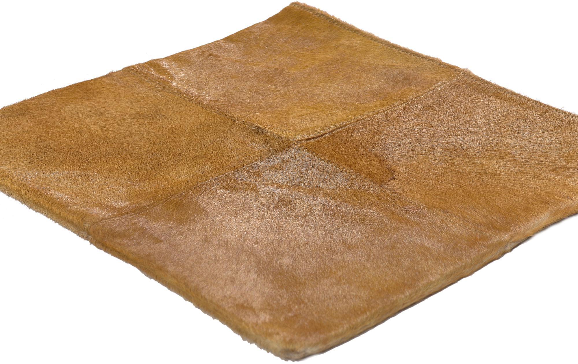 30896 Copricuscino in pelle di mucca marrone, 01'06 x 01'06. Tessuto con l'aspra poesia delle pianure, questo copricuscino in pelle di mucca naturale realizzato a mano cattura il calore e l'onestà della bellezza selvaggia. Ogni quadrato di pelle