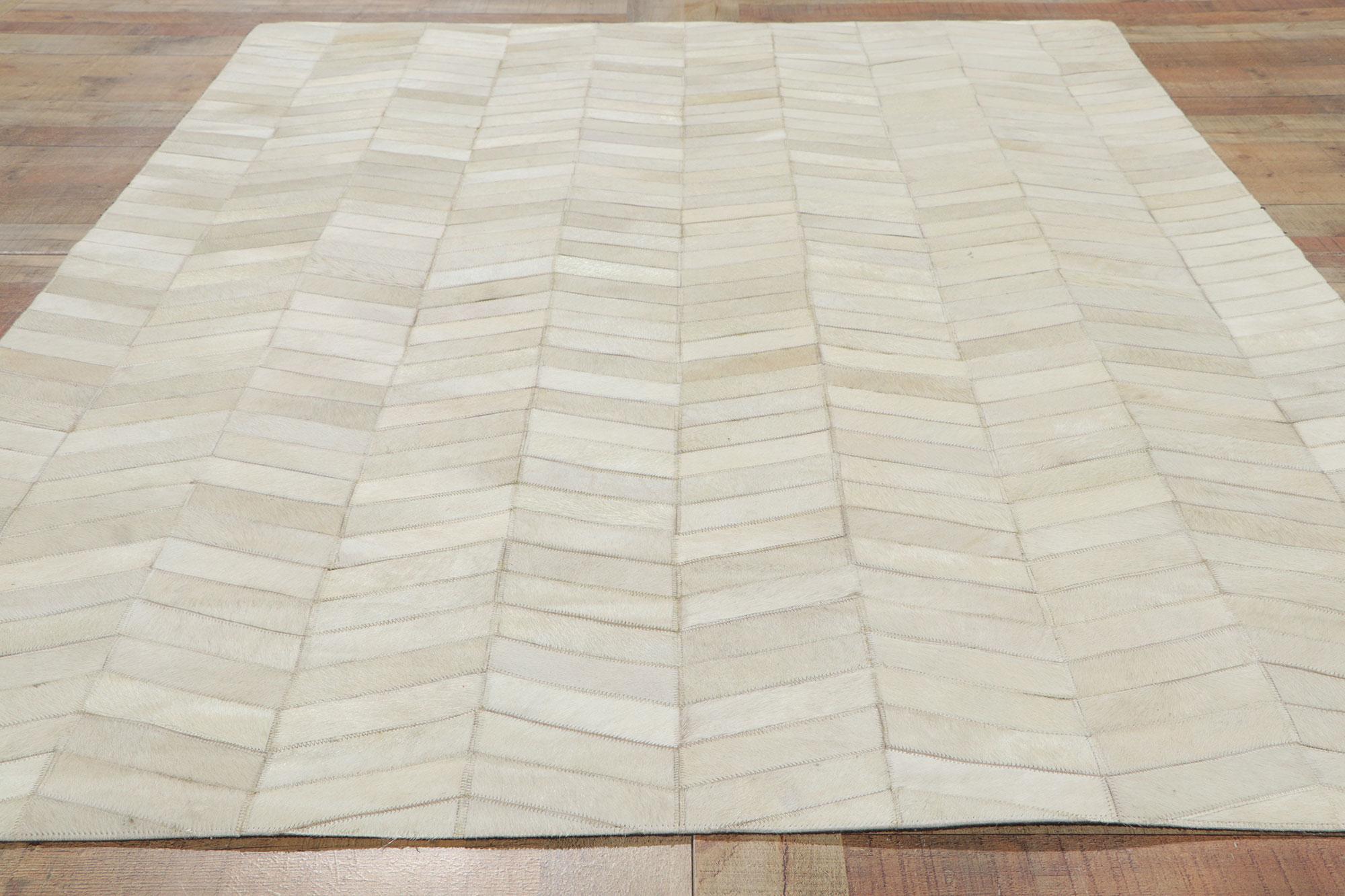 Zeitgenössischer Patchwork-Kuhfellteppich mit modernem Stil (Rindsleder) im Angebot