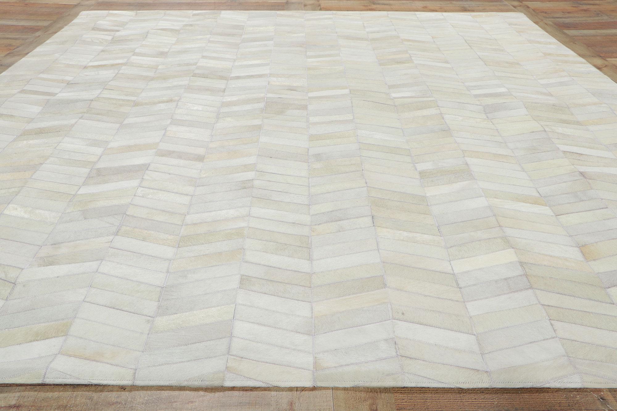 Zeitgenössischer Patchwork-Kuhfellteppich mit modernem Stil (Rindsleder) im Angebot