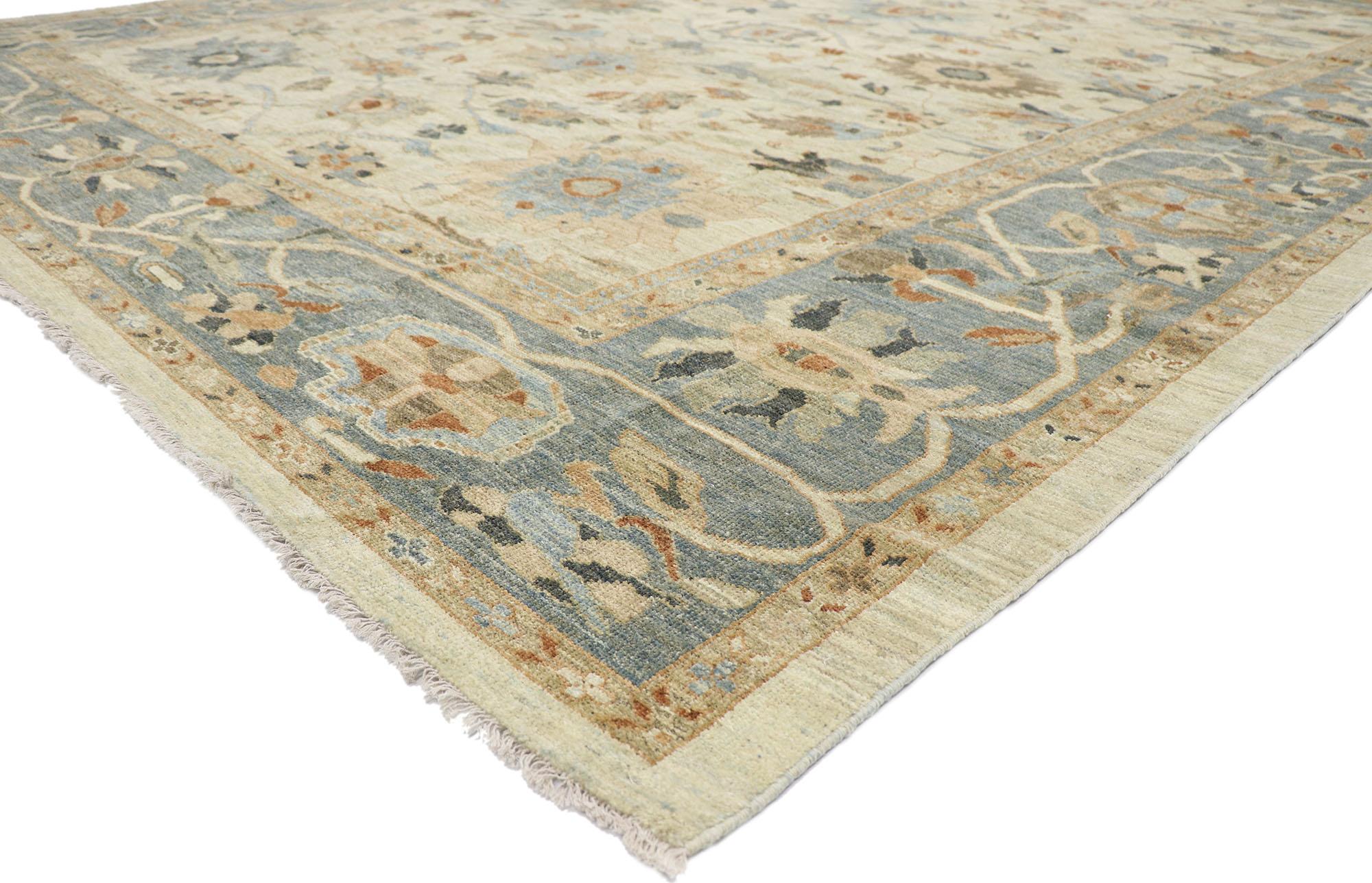 60920 New Contemporary Persian Sultanabad Teppich mit Modern Transitional Style 11'10 x 15'06. Dieser moderne persische Sultanabad-Teppich aus handgeknüpfter Wolle zeigt ein botanisches Spaliermuster, das sich über ein sandfarbenes und blau