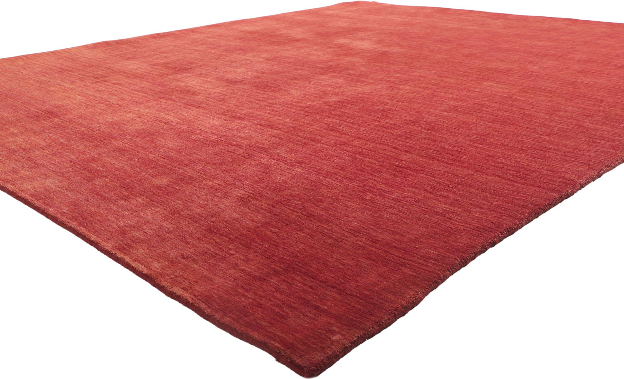 30729 New Contemporary Red Area Rug with Modern Style 08'04 x 10'00. Ce tapis indien contemporain est à la fois simple, élégant et décontracté. Il présente de superbes teintes rouges et des stries doucement dégradées d'une lisière à l'autre, qui se