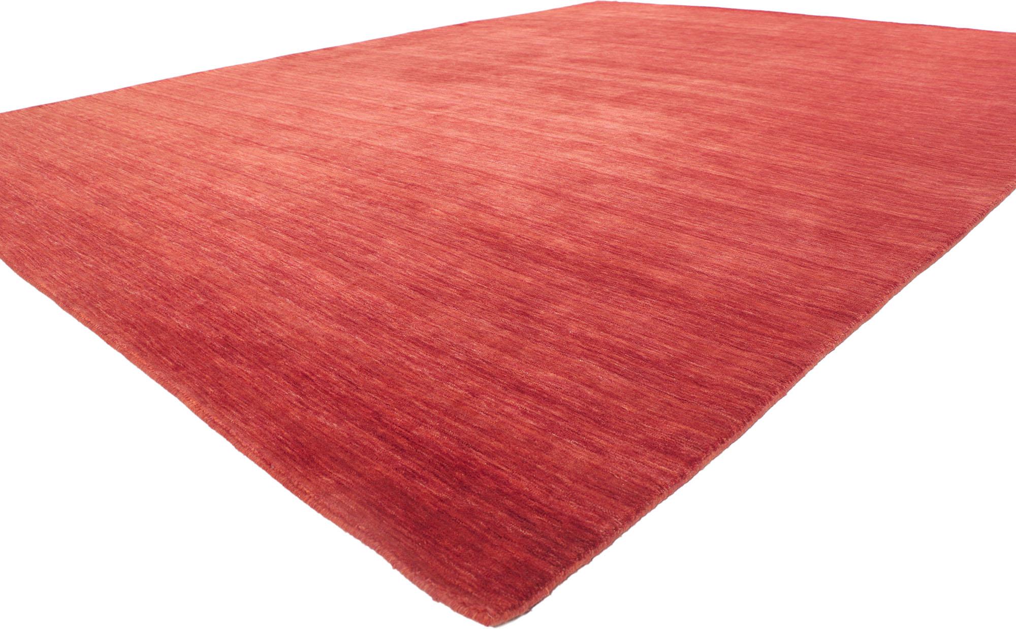 30728 New Contemporary Red Area rug with Modern Style 09'07 x 12'10. Ce tapis indien contemporain est à la fois simple, élégant et décontracté. Il présente de superbes teintes rouges et des stries doucement dégradées d'une lisière à l'autre, qui se