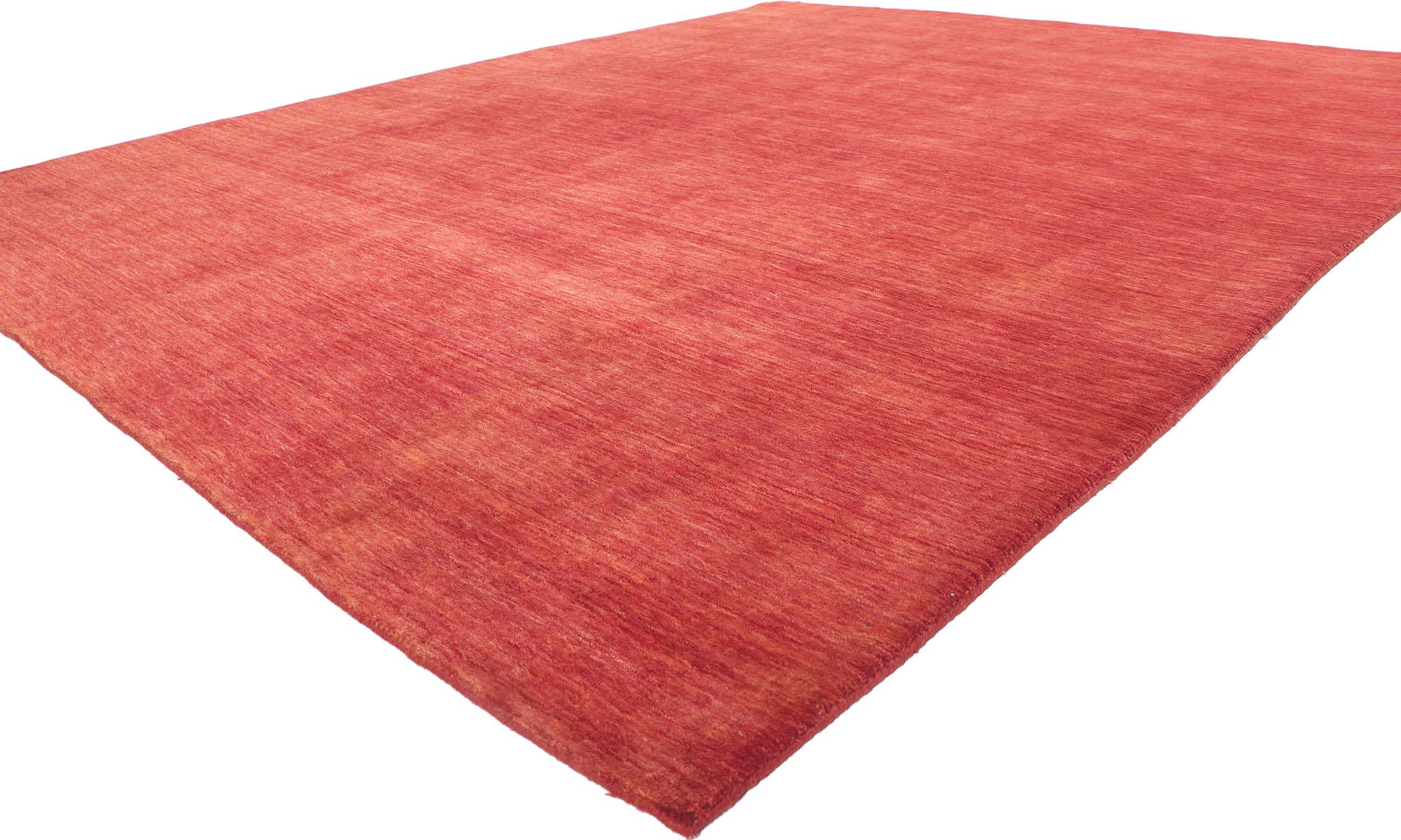 30727 New Contemporary Red Area Rug with Modern Style 08'03 x 10'00. Mühelos, elegant und lässig präsentiert sich dieser moderne indische Teppich. Es zeichnet sich durch herrliche Rottöne und sanft abgestufte Streifen aus, die von Webkante zu