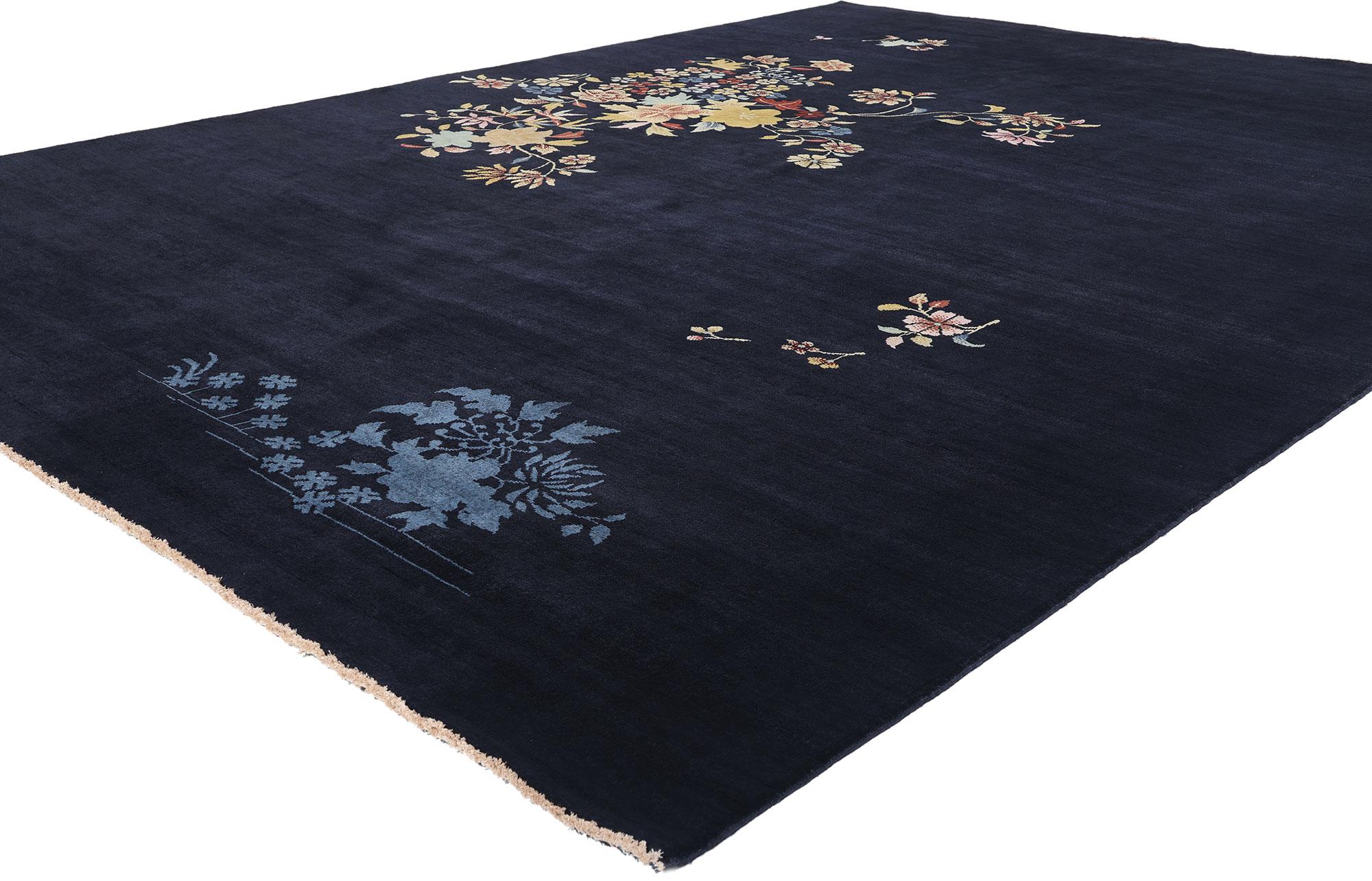 31087 Tappeto moderno Art Deco cinese blu, 08'11 x 11'10. I tappeti moderni cinesi Art Deco realizzati in India, ornati da campi aperti di fiori stravaganti e asimmetrici e liberi dai vincoli dei bordi, sono un'accattivante rivisitazione dei design