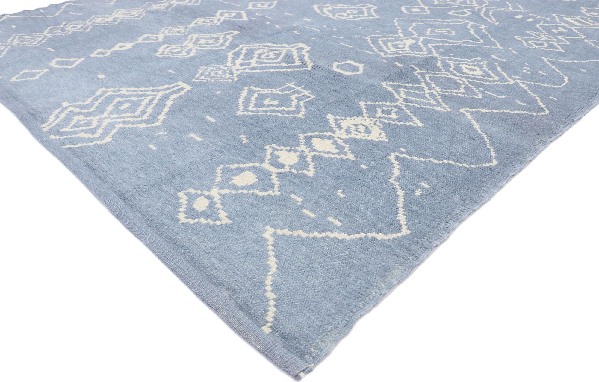 53440, nueva alfombra contemporánea azul cielo de estilo marroquí con diseño tribal moderno. Cálida y acogedora, con un aire boho chic, esta alfombra marroquí contemporánea de lana anudada a mano presenta un moderno diseño tribal. El campo azul
