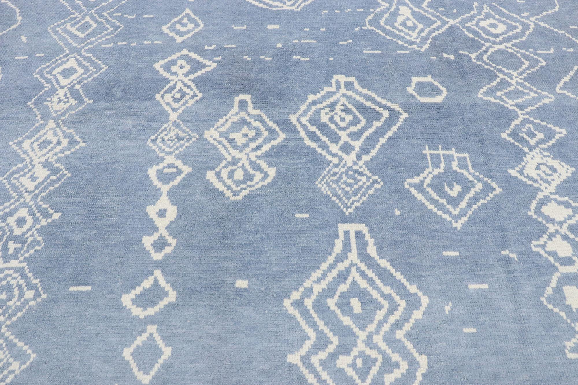 Nueva Alfombra Contemporánea Estilo Marroquí Azul Cielo con Diseño Tribal Moderno Anudado a mano en venta
