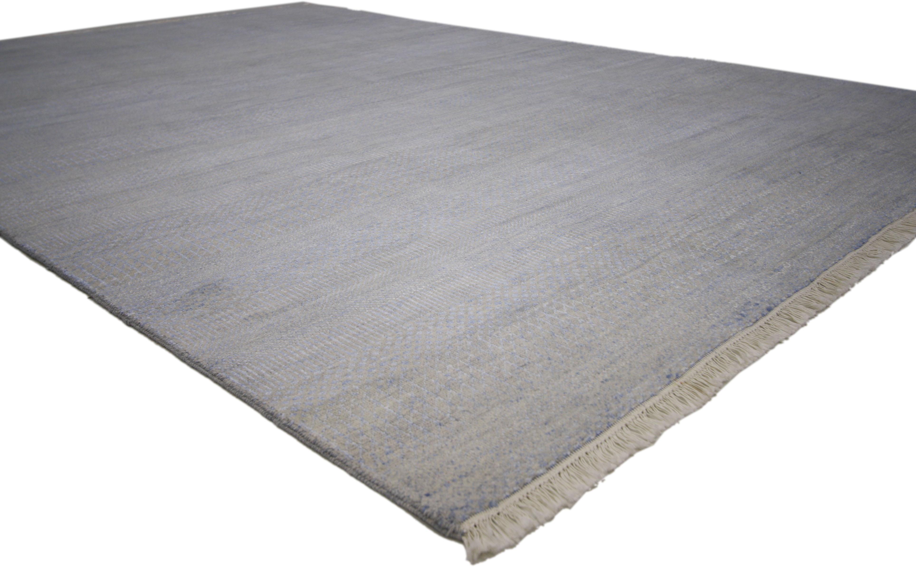 30145 New Contemporary Transitional Area Rug with Minimalist International Style 06'00 X 08'09. Dieser Teppich besticht durch seinen Stil und seine zarte Schönheit. Er hat ein subtiles geometrisches Muster und gestreifte Abstufungen von Grau- und