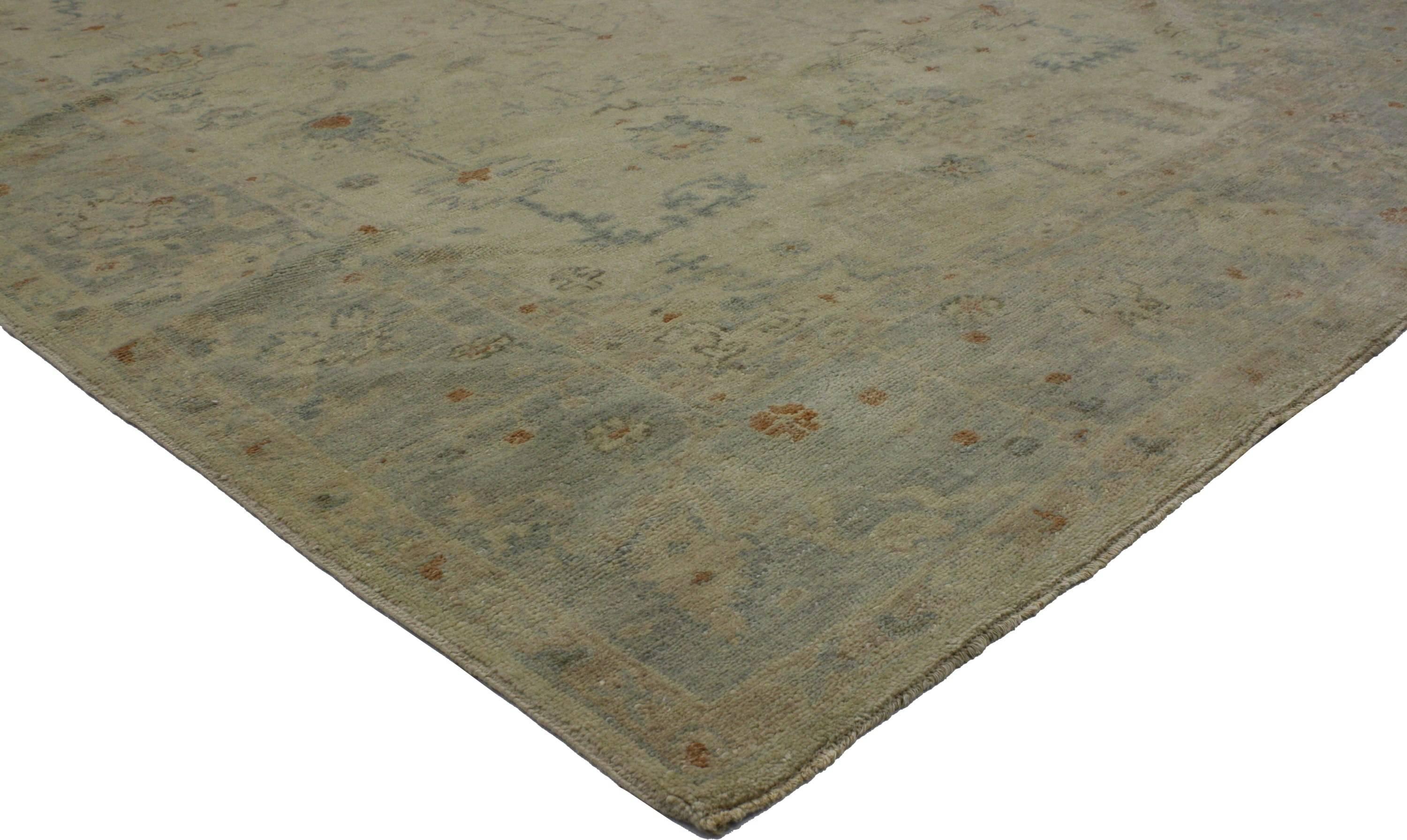 Indien Tapis contemporain transitionnel de style Oushak aux couleurs neutres et aux tons froids en vente