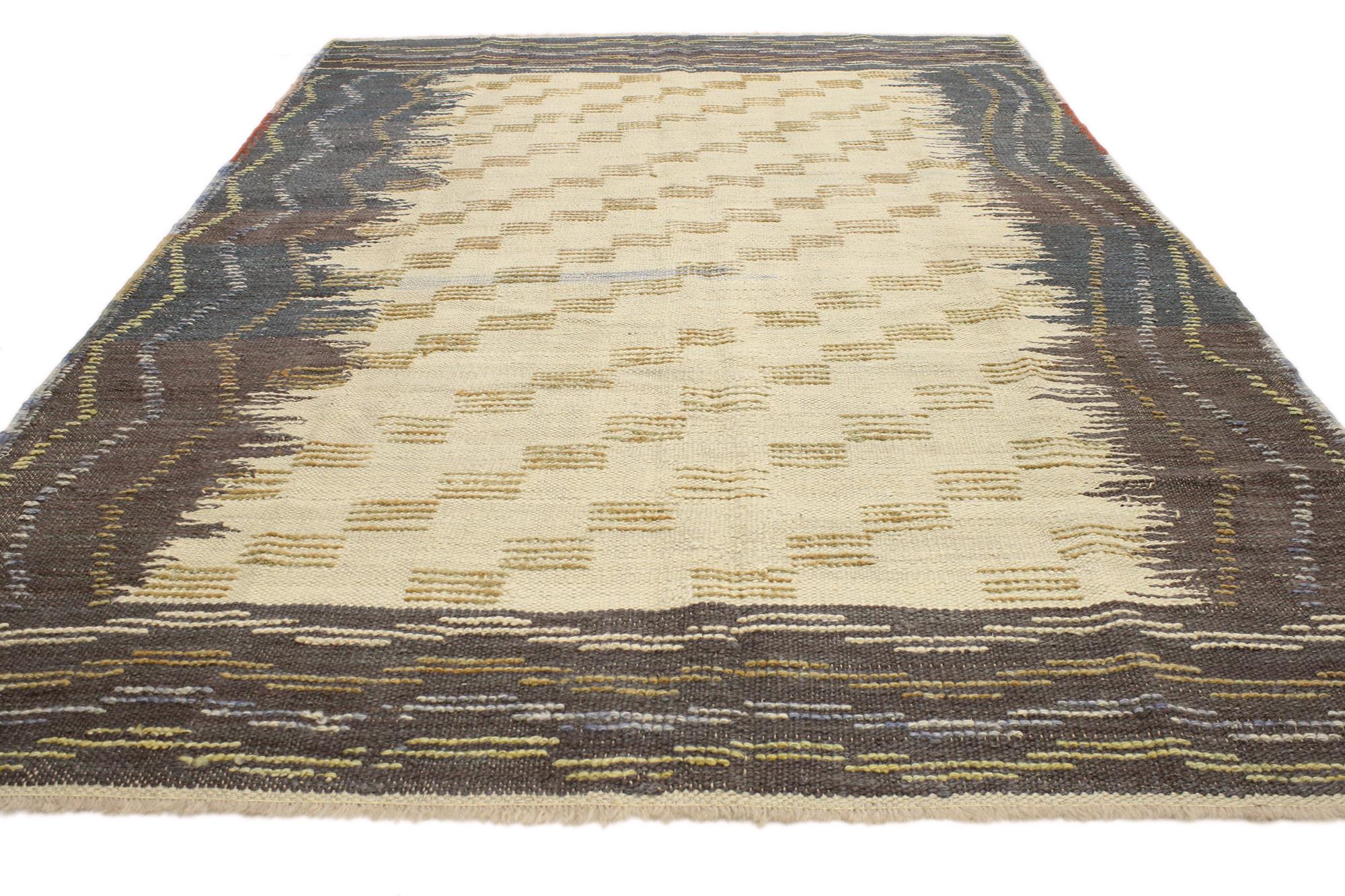 Textured Turkish Kilim Rug with Modern Style In New Condition For Sale In Dallas, TX