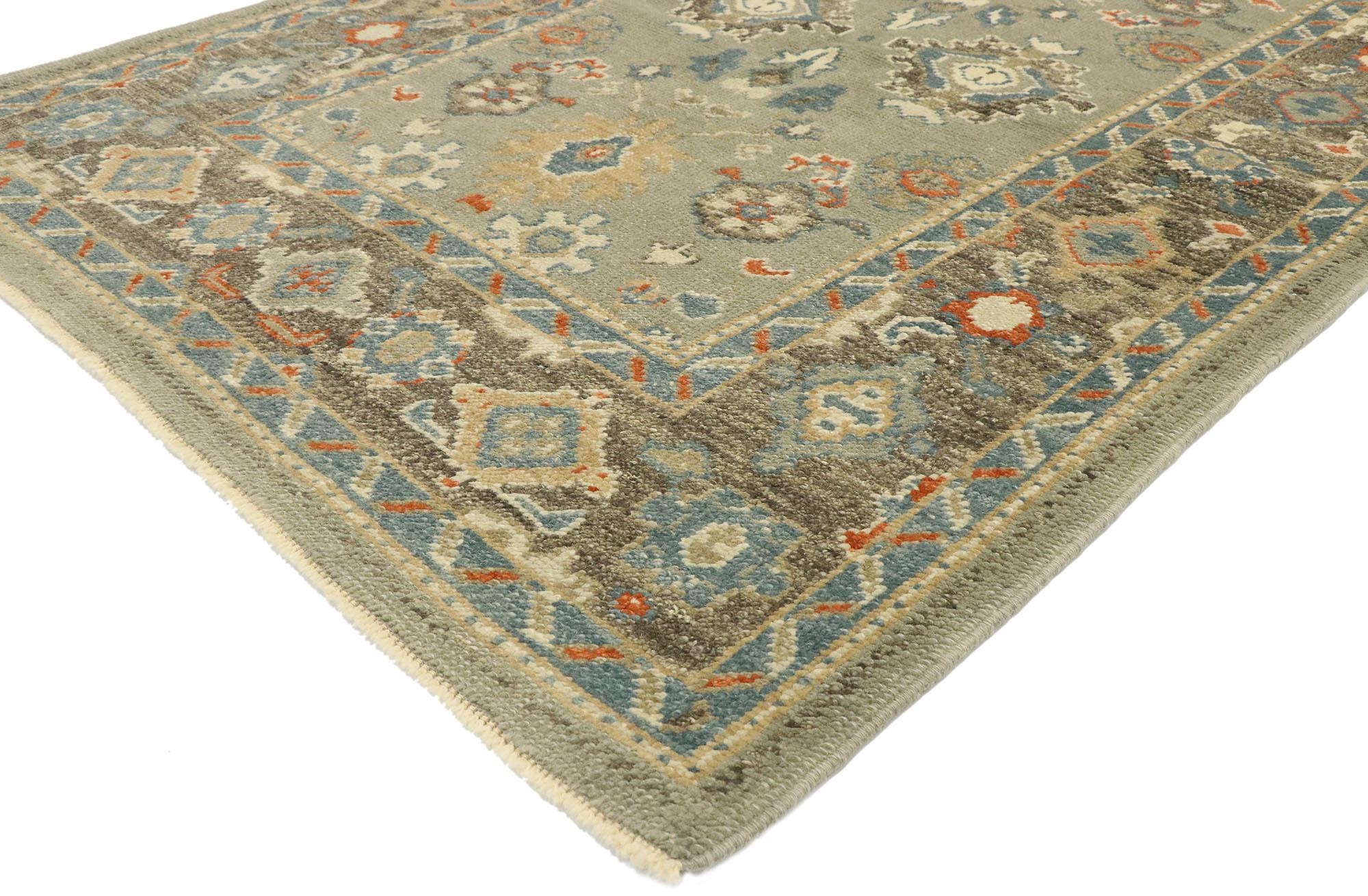52886, nuovo tappeto d'accento contemporaneo in Oushak turco con stile moderno e transitorio 04'01 x 05'08. Mescolando elementi del mondo moderno con tonalità neutre e un tocco di colore, questo tappeto d'accento contemporaneo in lana turca Oushak,