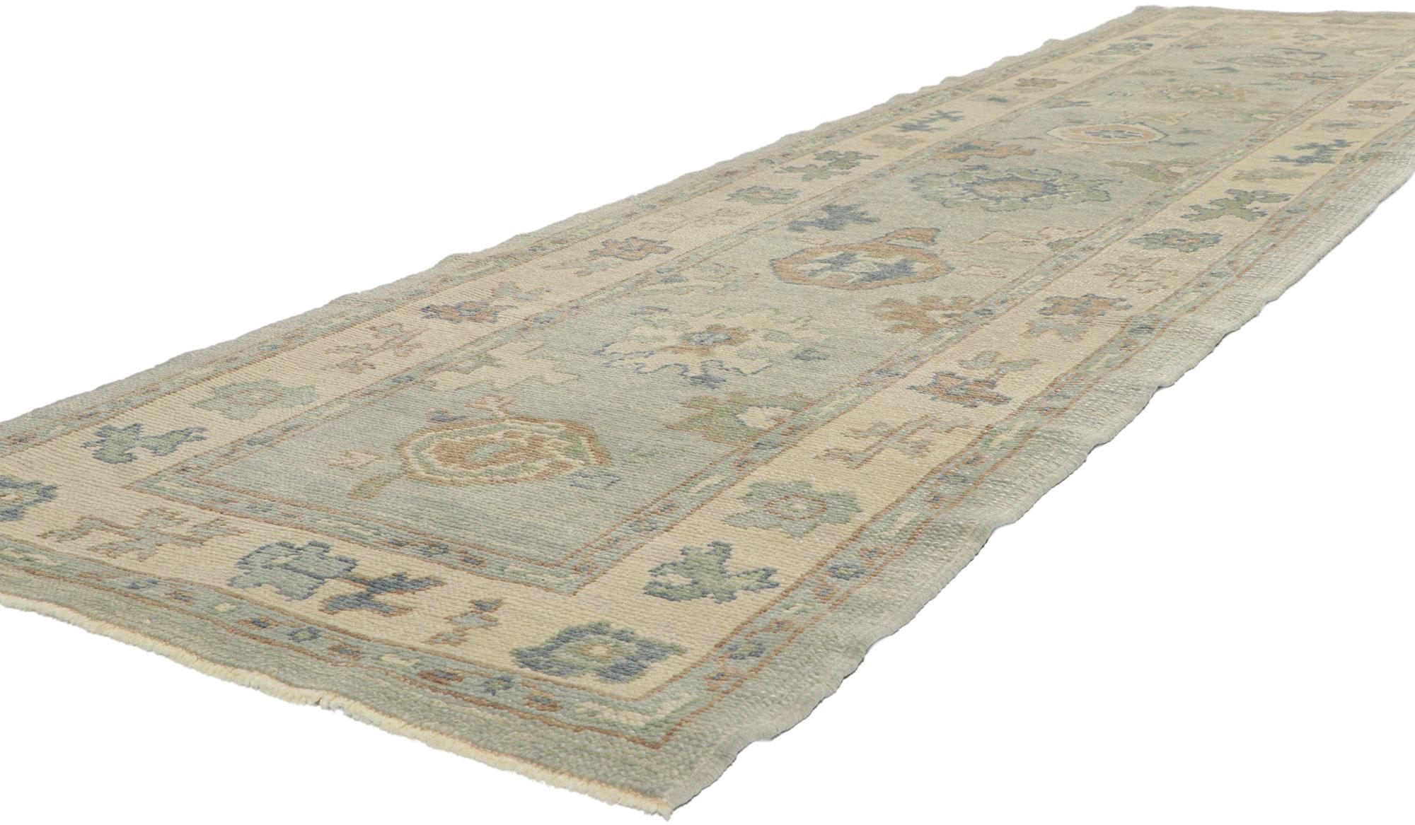 53795 new Contemporary Turkish Oushak Hallway Runner with Modern style 03'02 x 11'09Ce chemin de table contemporain en laine turque Oushak, noué à la main, présente un motif botanique universel composé de motifs organiques amorphes répartis sur un