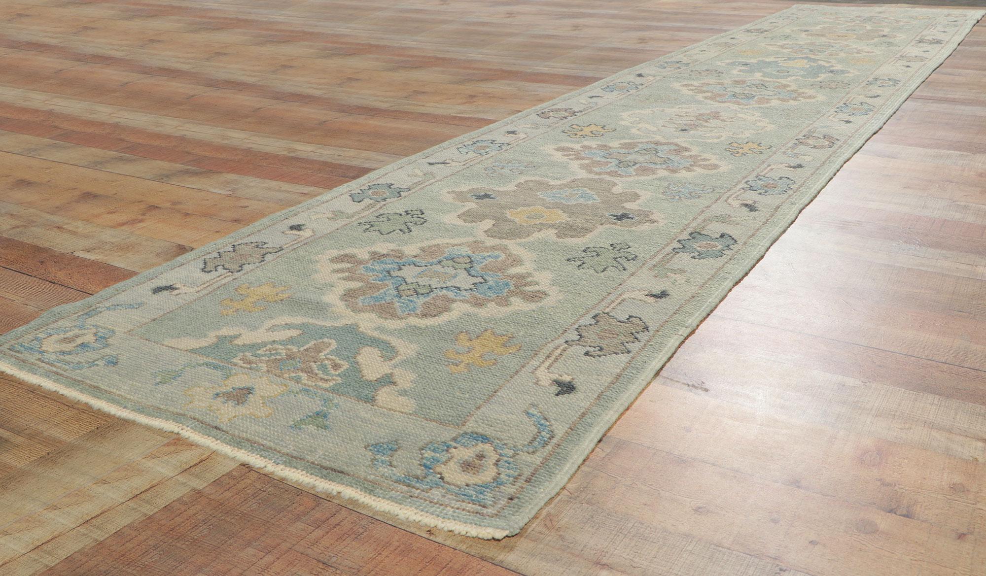 XXIe siècle et contemporain Nouveau tapis de couloir contemporain turc Oushak avec style moderne