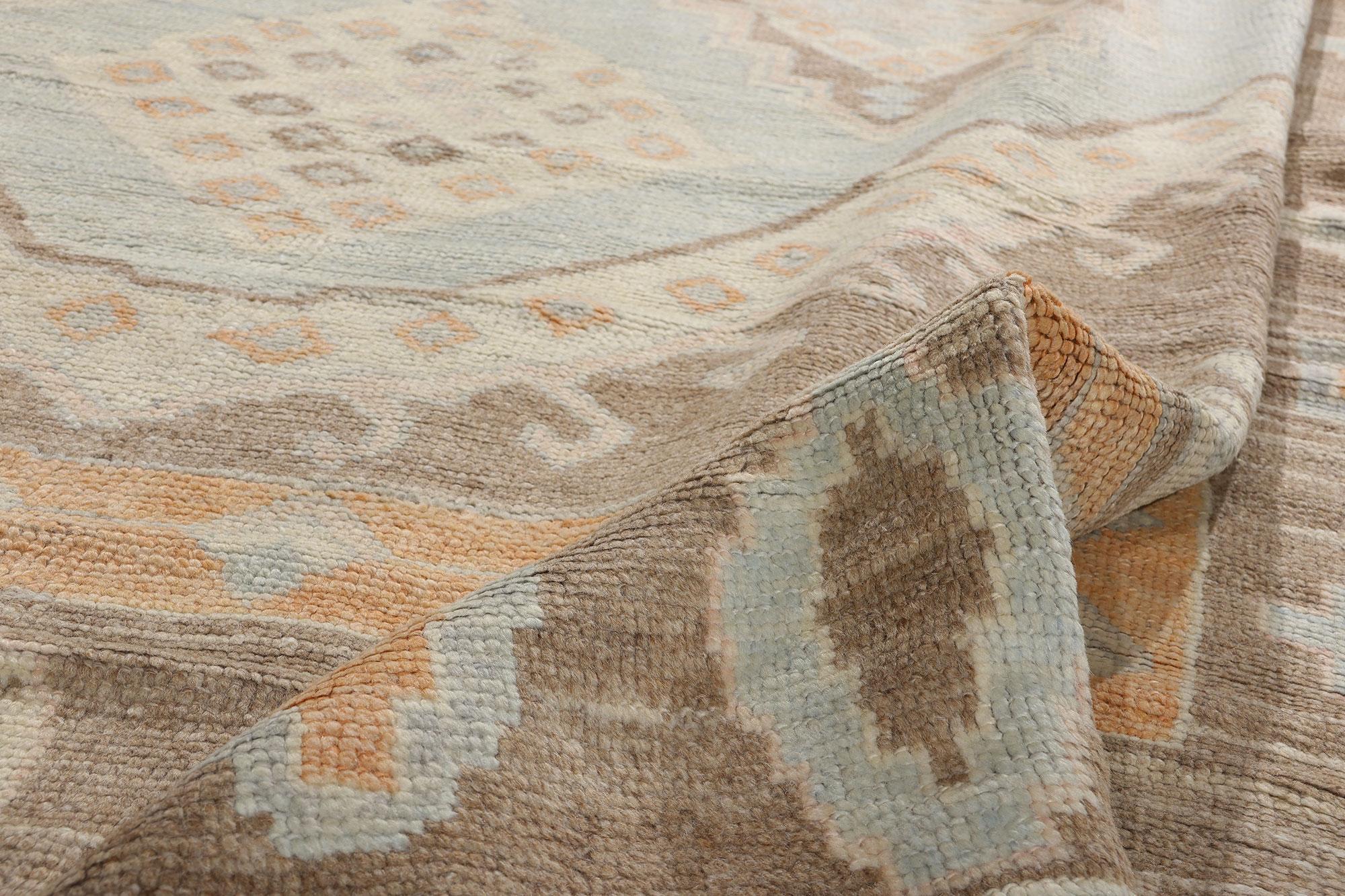 XXIe siècle et contemporain Tapis turc Oushak moderne de couleur terre avec style tribal transitionnel en vente