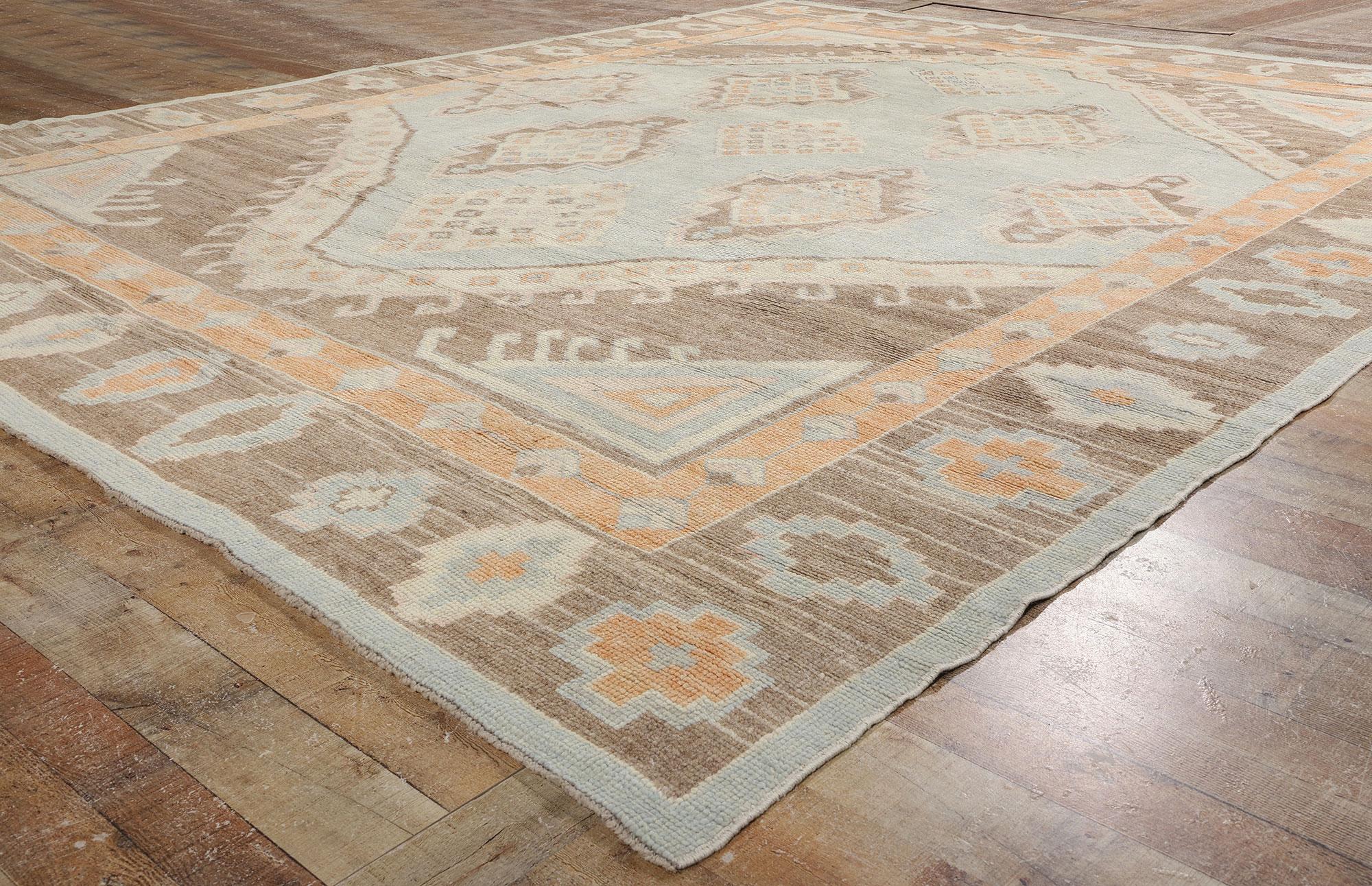 Noué à la main Tapis turc Oushak moderne de couleur terre avec style tribal transitionnel en vente