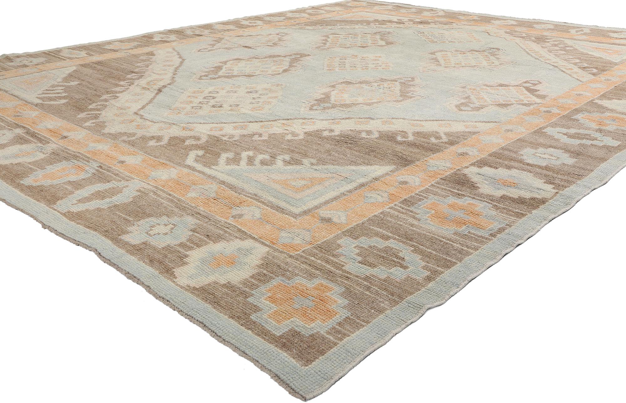 53603 New Modern Earth-Tone Turkish Oushak Rug, 10'07 x 13'02. Doux comme le vent du désert et rayonnant de la chaleur de l'argile gorgée de soleil, ce tapis moderne turc Oushak en laine nouée à la main dévoile un poème visuel d'harmonie et de