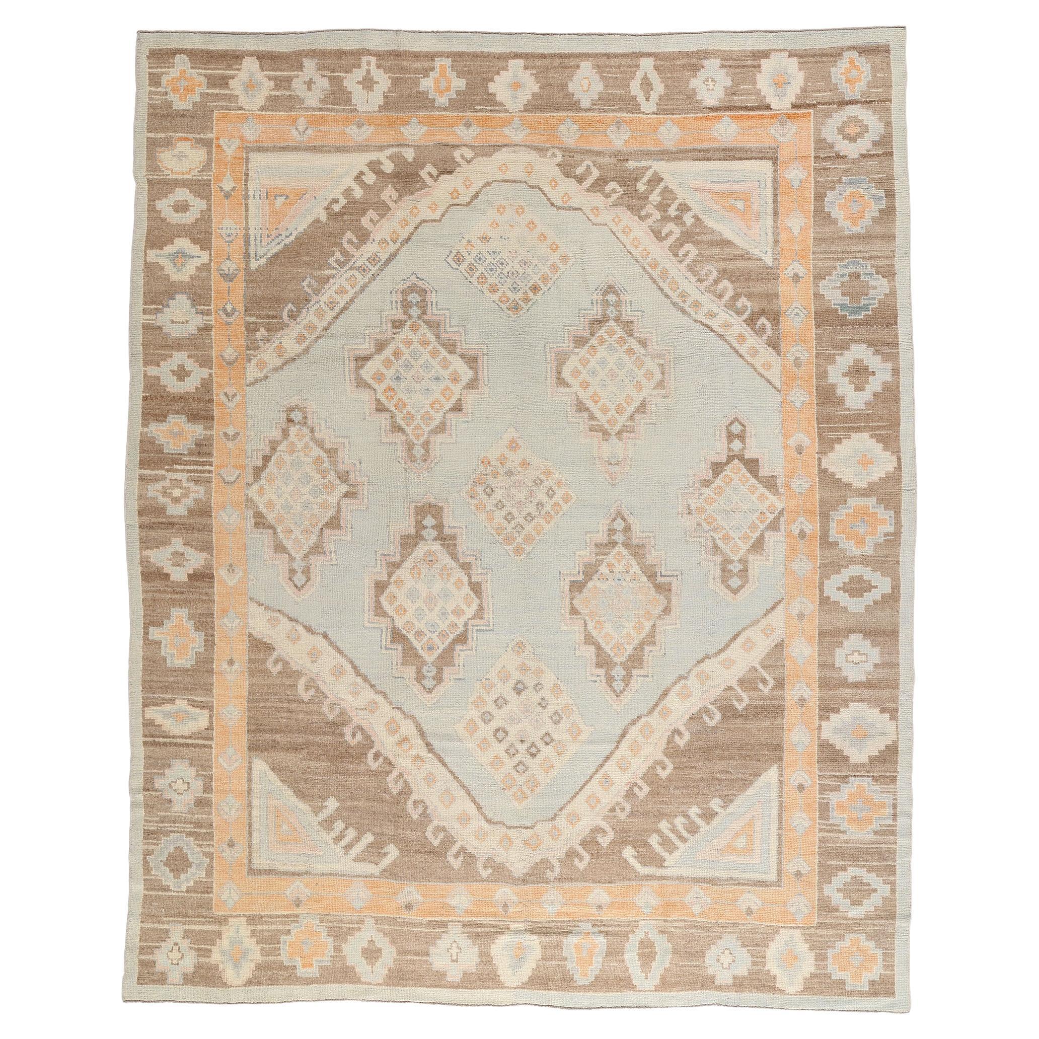 Tapis turc Oushak moderne de couleur terre avec style tribal transitionnel en vente