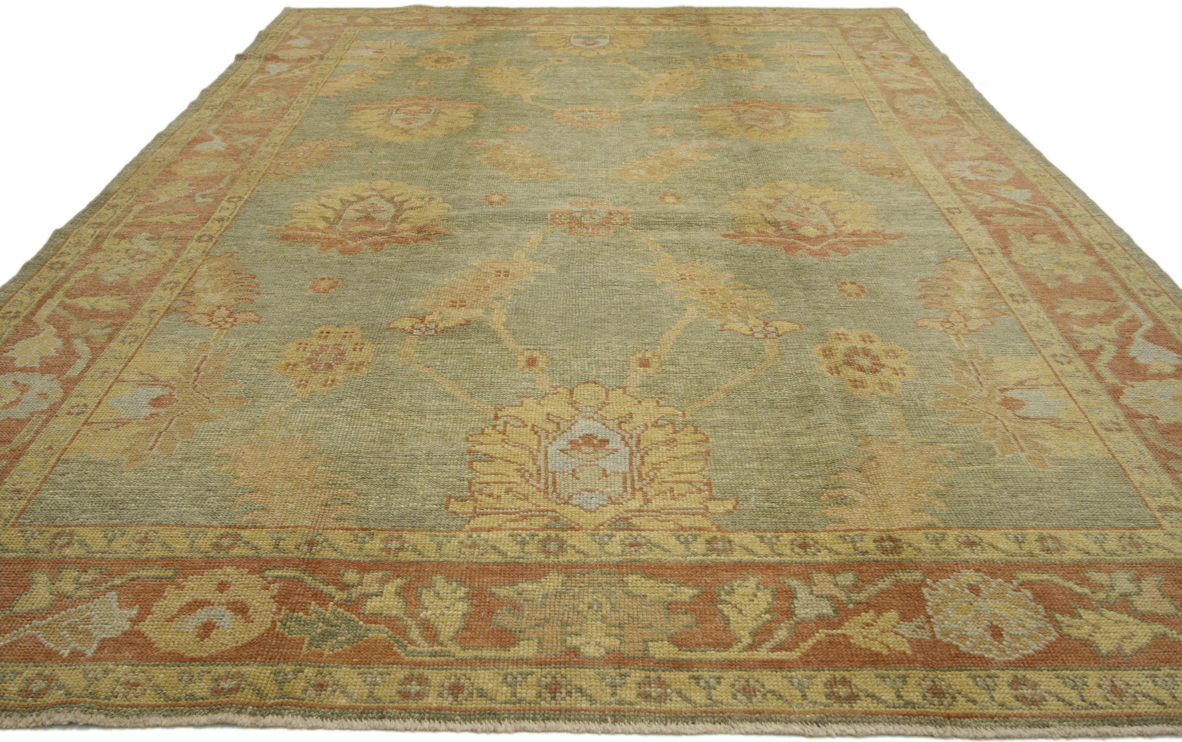 50594, nouveau tapis contemporain turc Oushak de style anglais. Ce tapis turc contemporain Oushak, en laine nouée à la main, présente un gracieux motif floral all-over sur un fond vert sauge abrasé. Un éventail de motifs botaniques décore le champ