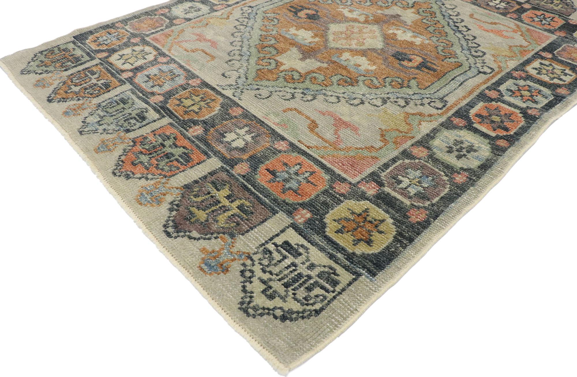 53429 Nouveau tapis contemporain turc Oushak avec un style artisanal américain moderne. Imprégné du symbolisme anatolien, ce tapis contemporain turc Oushak en laine nouée à la main, de style artisanal américain moderne, séduit par son attrait