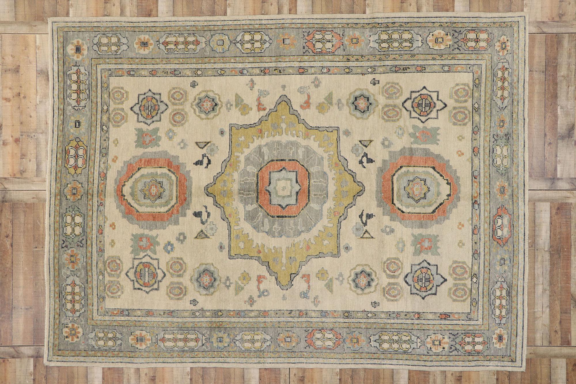 53263 neuer zeitgenössischer türkischer Oushak-Teppich mit modernem Arts & Crafts-Stil. Dieser moderne türkische Oushak-Teppich aus handgeknüpfter Wolle zeigt ein großes, polygonales Blumenmedaillon, das in der Mitte eines abgewetzten Vanillefeldes