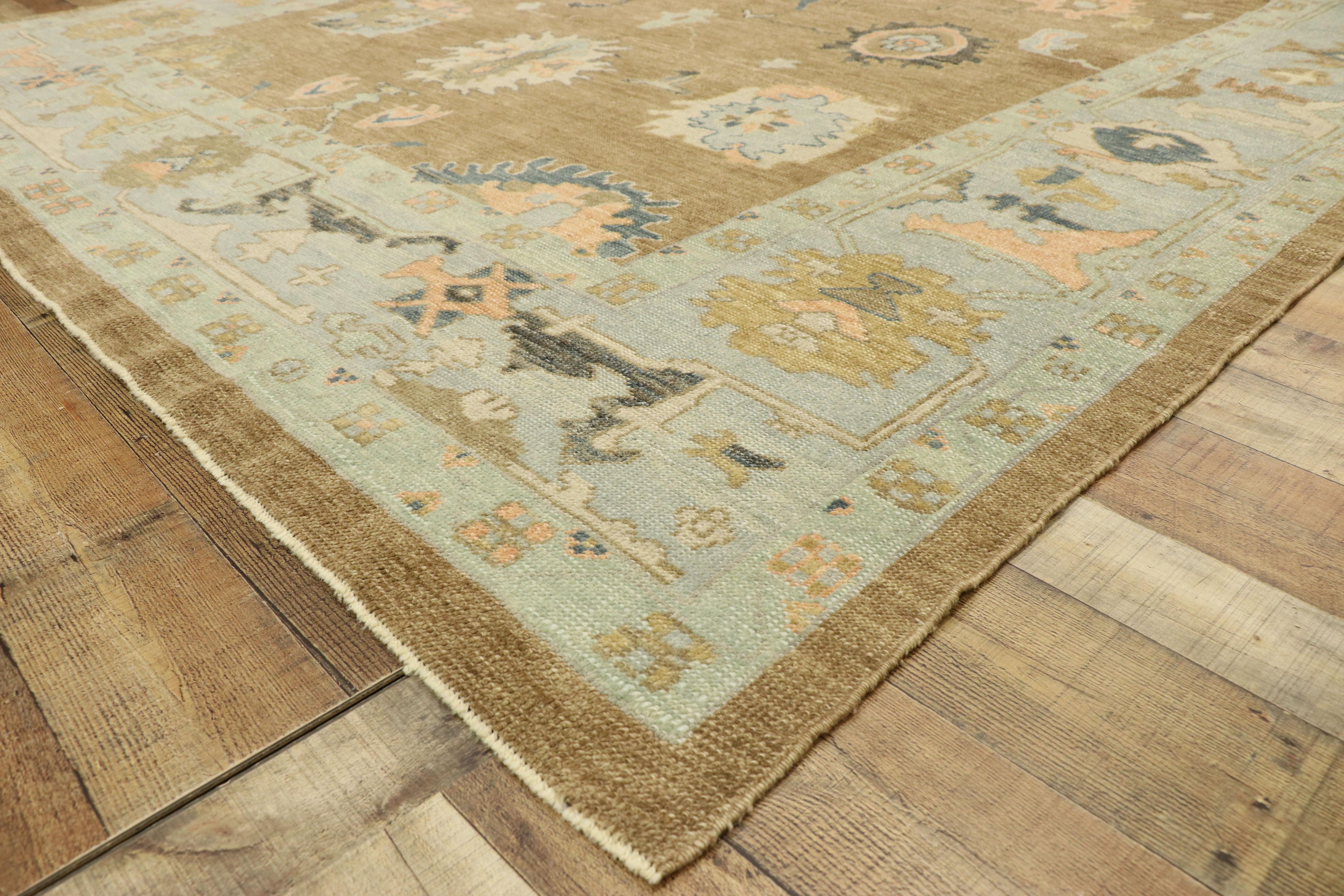 52823, Nueva alfombra turca contemporánea Oushak de estilo moderno Cape Cod. Combinando elementos del mundo moderno con una elegancia atemporal, esta alfombra turca contemporánea Oushak de lana anudada a mano encarna maravillosamente el estilo