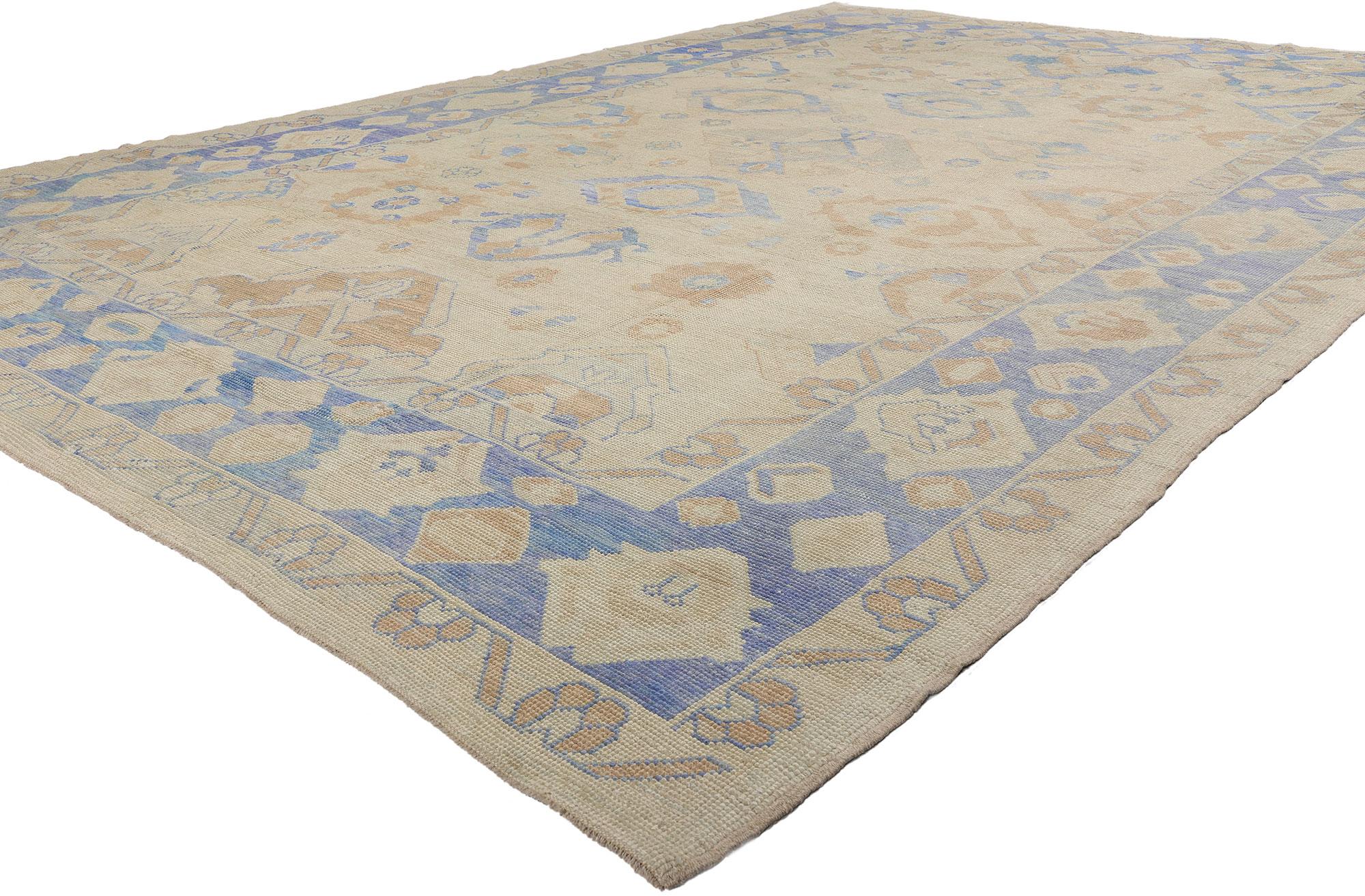 51613 New Modern Turkish Oushak Rug, 10'00 x 14'07.

Questo tappeto Oushak turco in lana annodato a mano è una sinfonia di tinte tenui e motivi senza tempo. Il suo campo beige caldo è ornato da un'incantevole serie di fiori astratti, palmette