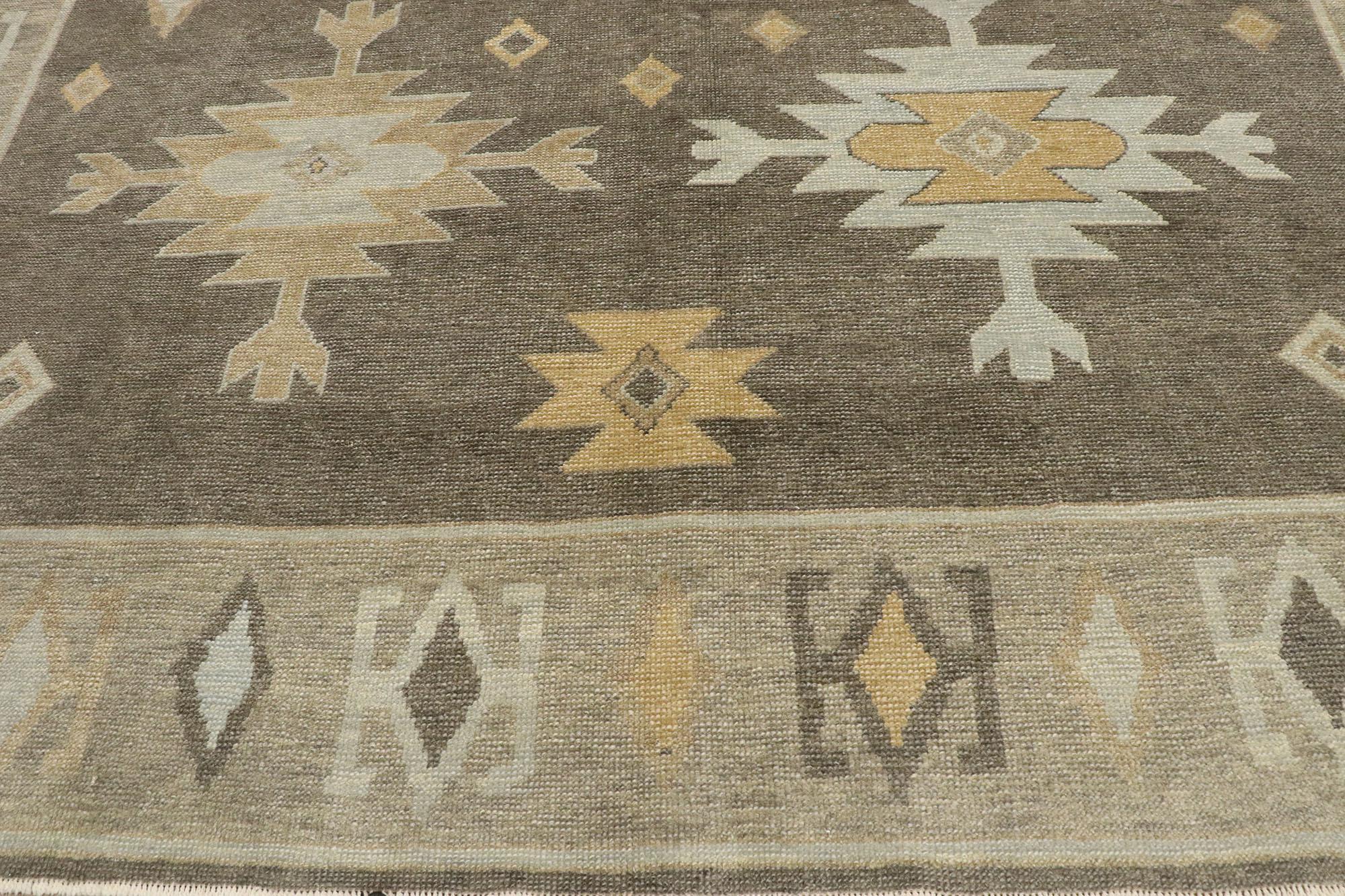 Modern Earth-Tone Turkish Oushak Rug, Subtle Southwest Meets Luxury Lodge In New Condition For Sale In Dallas, TX