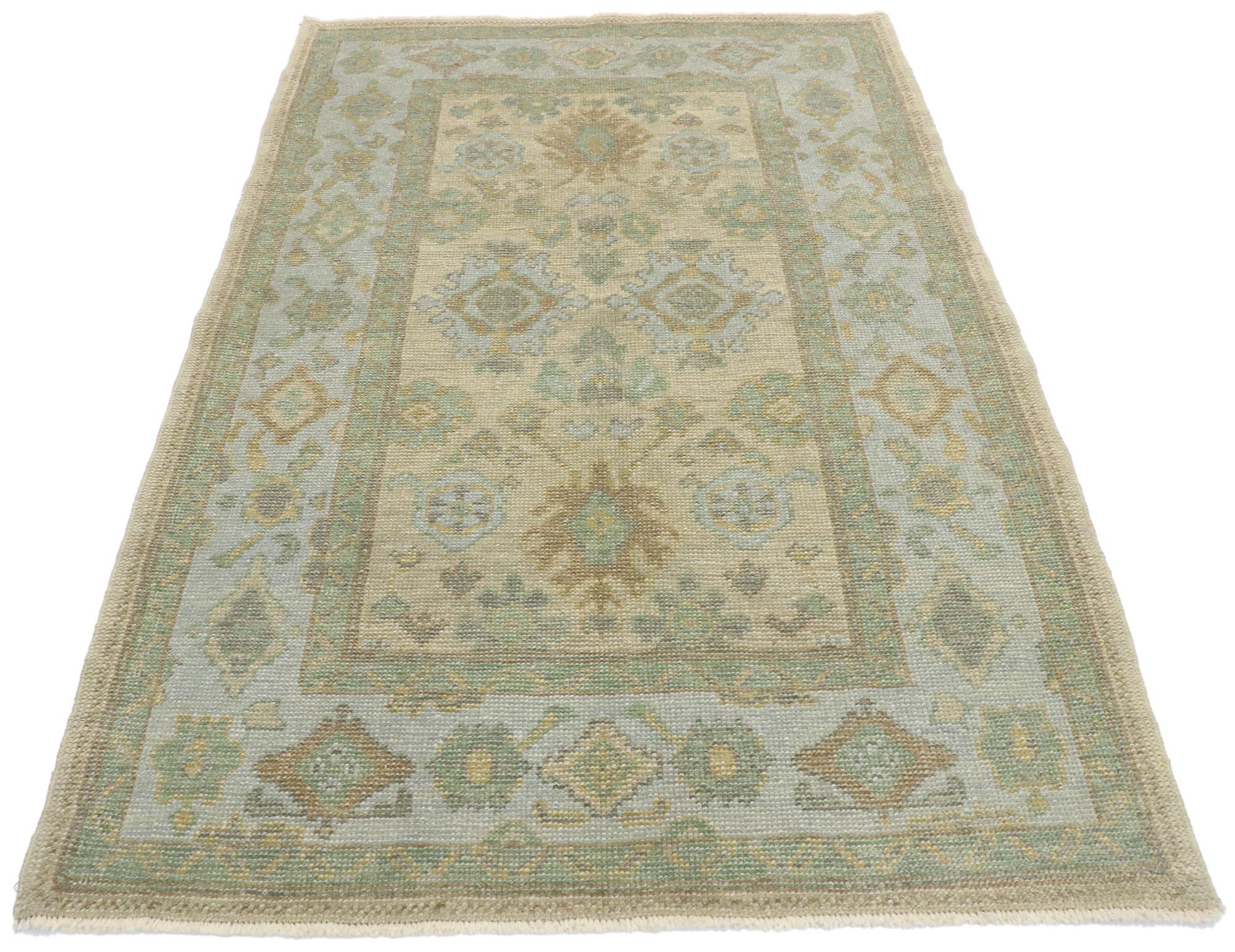 Zeitgenössischer türkischer Oushak-Teppich mit modernem Untersetzer-Stil aus Neuengland (Türkisch) im Angebot
