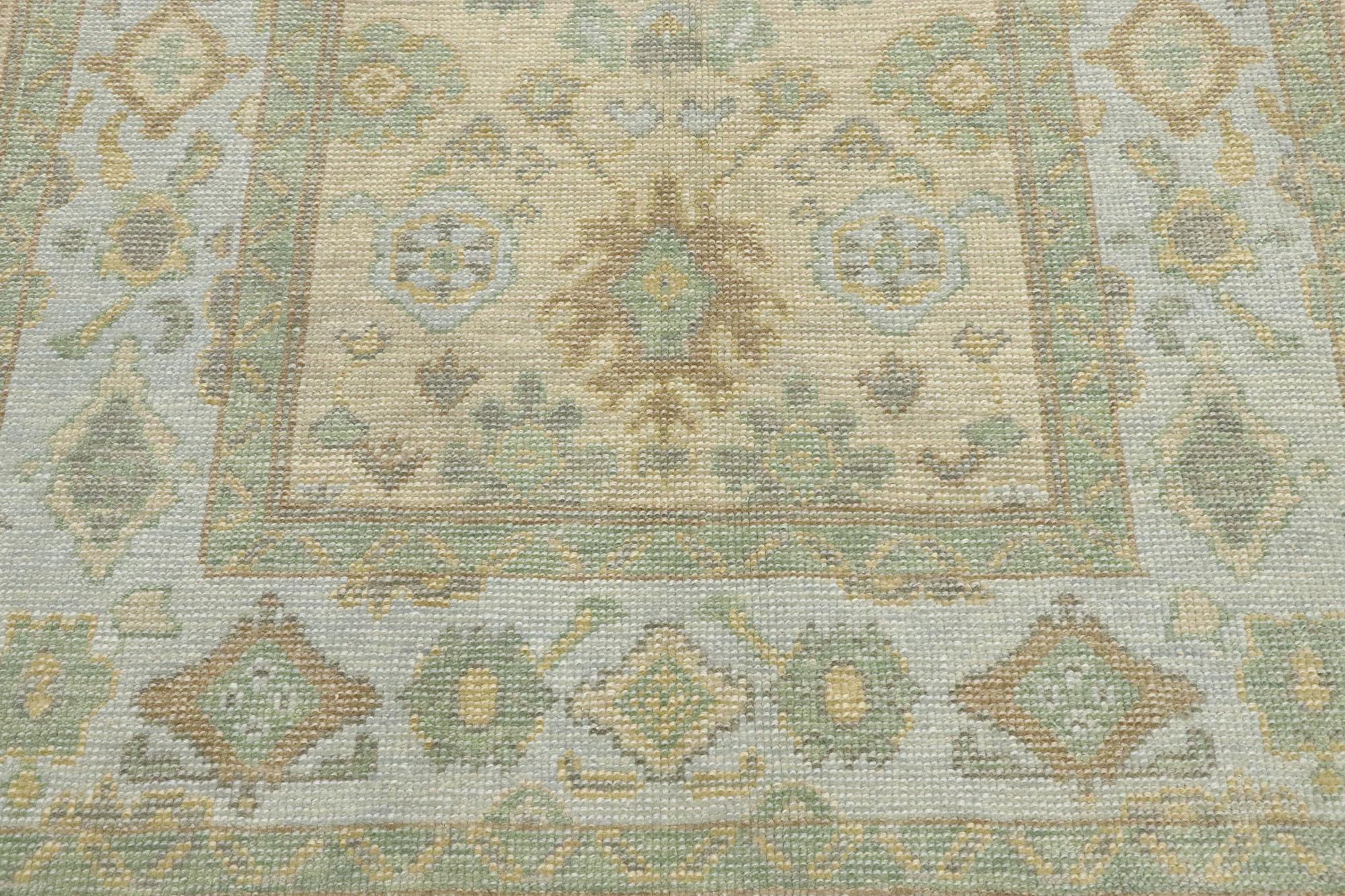 Zeitgenössischer türkischer Oushak-Teppich mit modernem Untersetzer-Stil aus Neuengland (Handgeknüpft) im Angebot