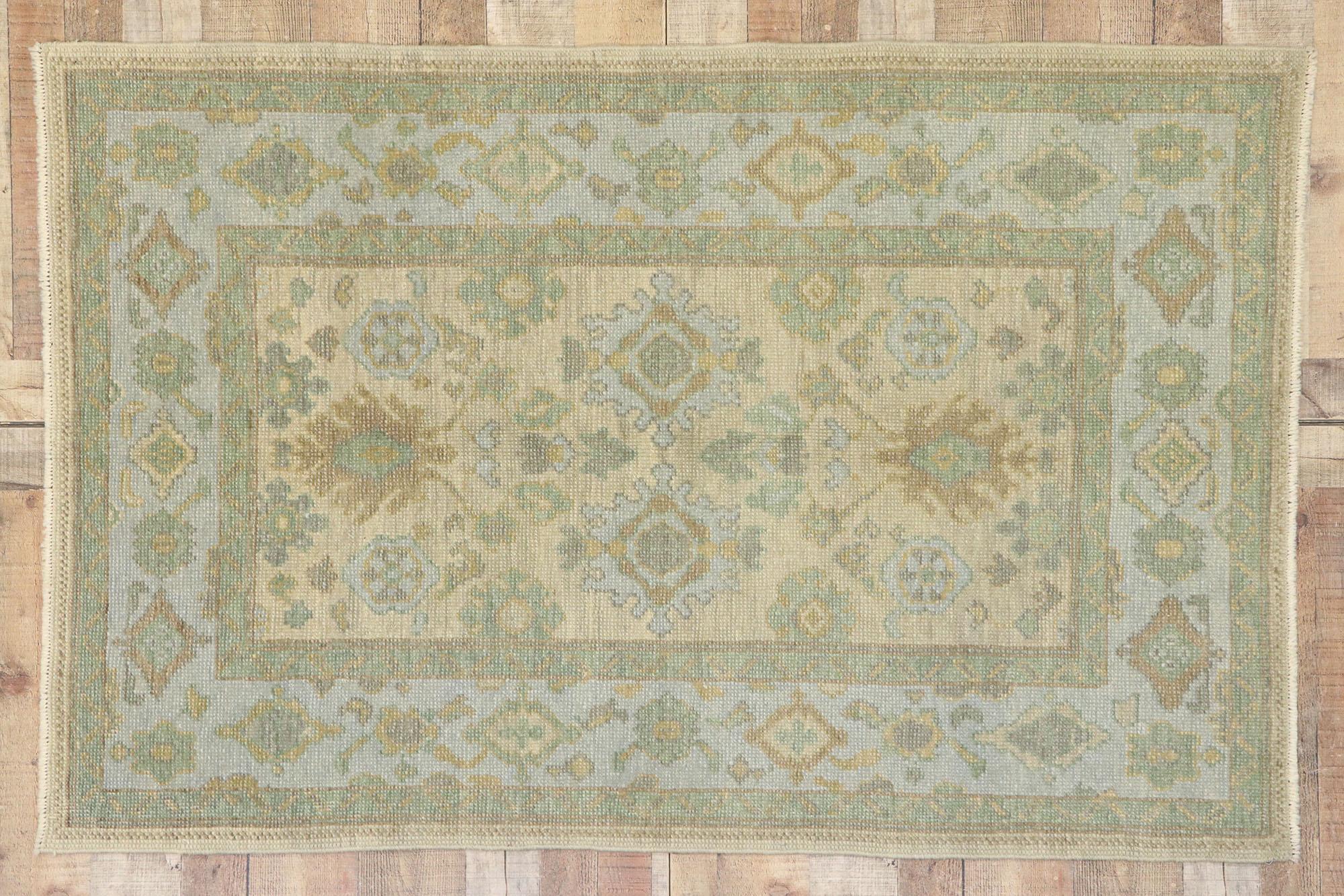 Zeitgenössischer türkischer Oushak-Teppich mit modernem Untersetzer-Stil aus Neuengland im Angebot 1