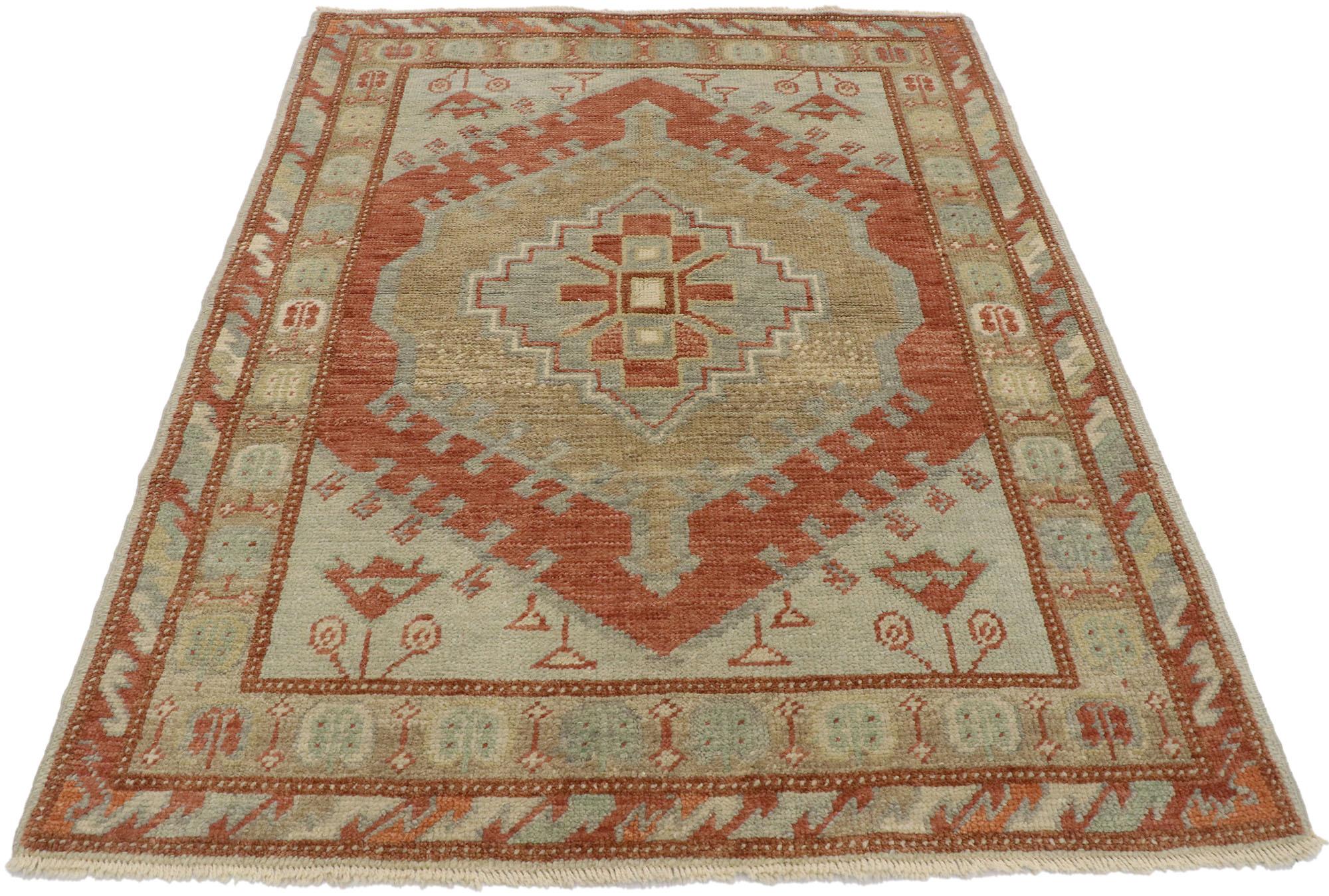 Zeitgenössischer türkischer Oushak-Teppich mit modernem, rustikalem Stammesstil (Handgeknüpft) im Angebot