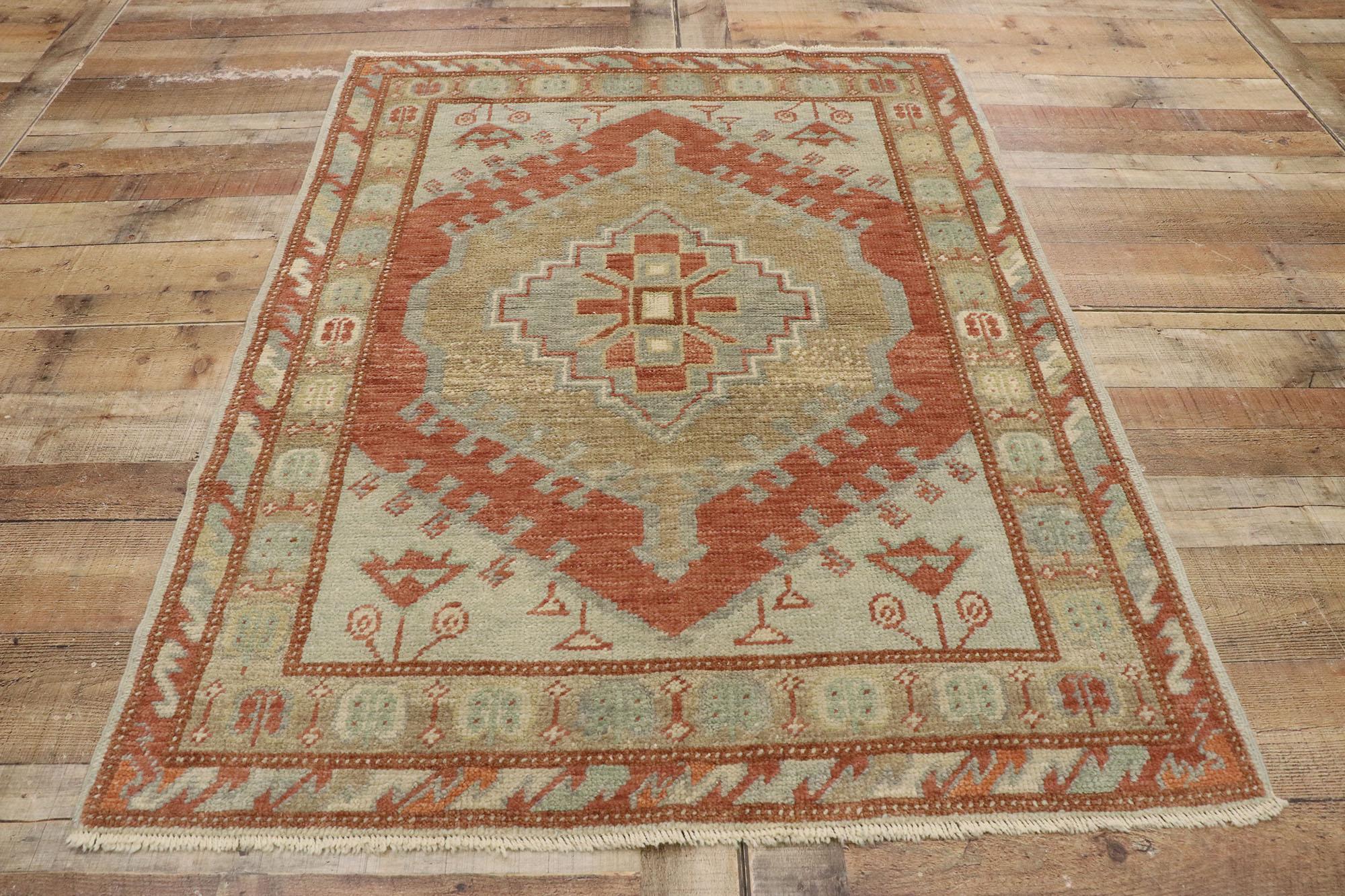 Zeitgenössischer türkischer Oushak-Teppich mit modernem, rustikalem Stammesstil (Wolle) im Angebot